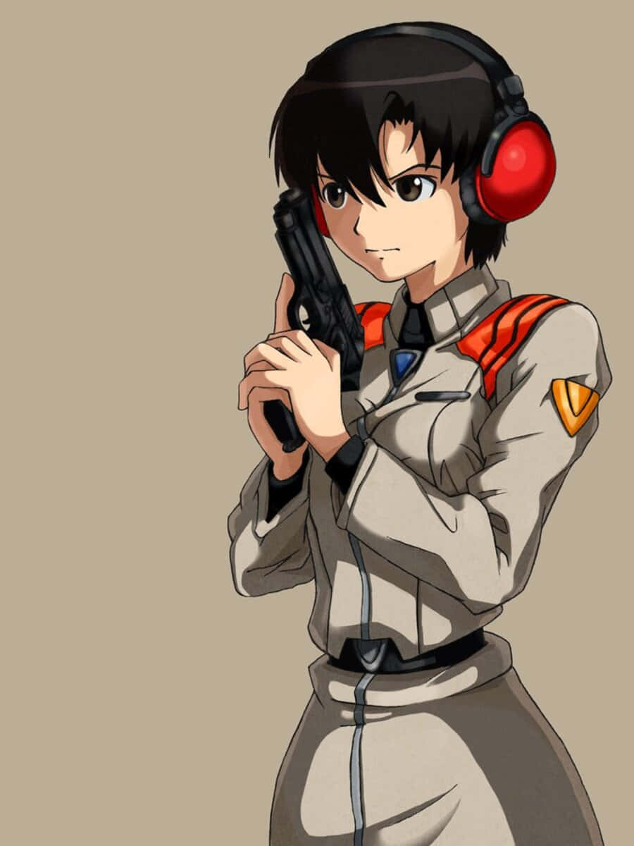 Maya Ibuki 桌布 壁紙 — 一個穿著米色制服、戴著紅色耳機的動漫女孩，在純米色背景前拿著一把黑色手槍。