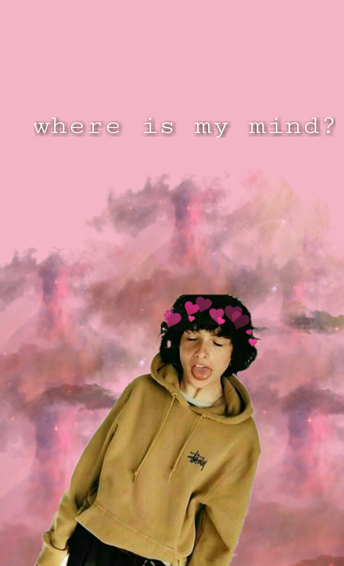 Stranger Things Aesthetic 桌布 壁紙 — 一個穿著米色連帽衫的人對著夢幻粉紅宇宙天空伸出舌頭，天空中有漂浮的心形和文字。