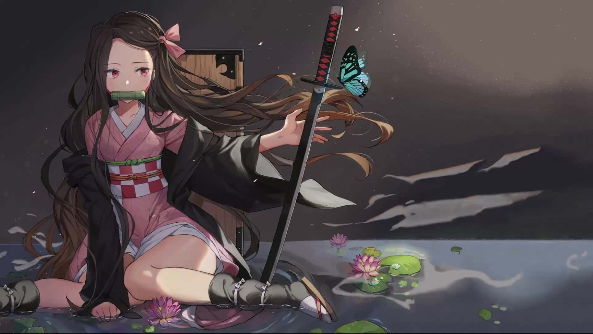 禰豆子 桌布 壁紙 — 一個穿著粉紅色和服的年輕動漫女孩坐在池塘邊，手持一把劍，一隻藍色蝴蝶在她附近翩翩起舞。