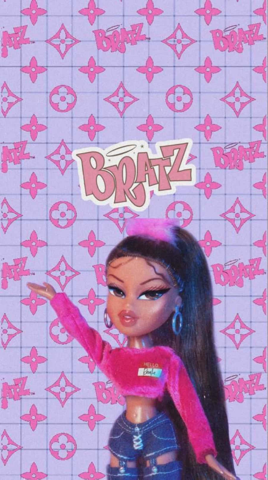 桌布 壁紙 — 一個穿著粉紅色毛絨上衣和牛仔短褲的 Bratz 娃娃，在帶有重複 Bratz 標誌和 Louis Vuitton 字母圖案紋理的粉紅色網格背景前擺姿勢。