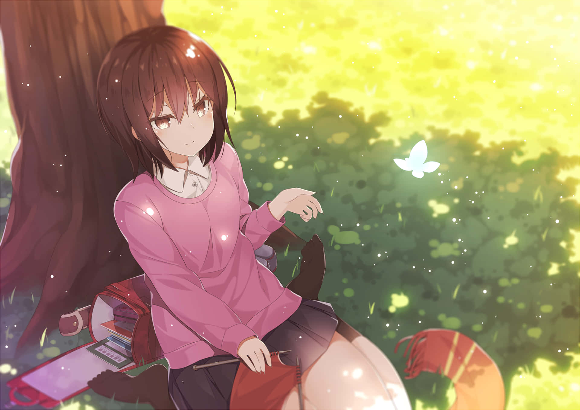 Erased 桌布 壁紙 — 一個穿著粉紅色毛衣的年輕動漫女孩坐在樹旁，一隻發光的蝴蝶在陽光明媚的森林中在她附近飛舞。