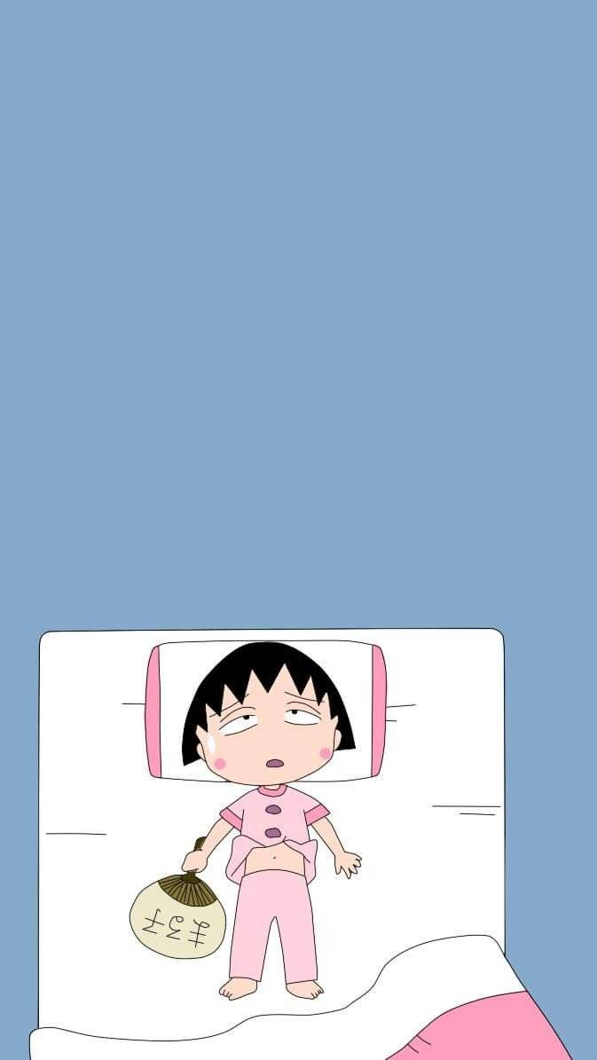 Chibi Maruko Chan 桌布 壁紙 — 一個穿著粉紅色睡衣的卡通女孩躺在床上，拿著一把有漢字的扇子，看起來很睏，背景是純藍色。