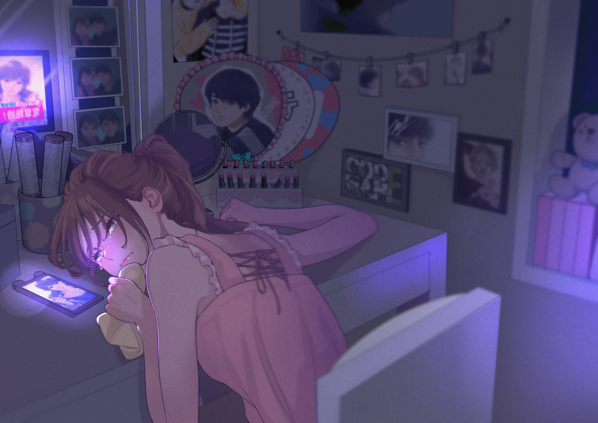 動漫女孩穿著粉紅色睡衣在夜間於紫色光芒照亮的臥室裡擁抱泰迪熊。 — 憂鬱動漫女孩 GIF 壁紙