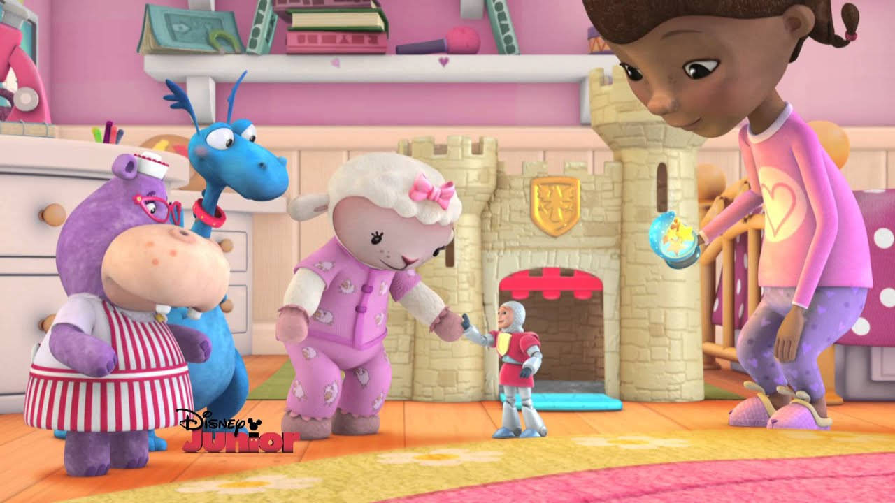 Doc Mcstuffins 桌布 壁紙 — 一個穿著粉紅色睡衣的小女孩拿著發光的球體，在一個有城堡玩具套裝的舒適臥室裡與動畫動物朋友互動。