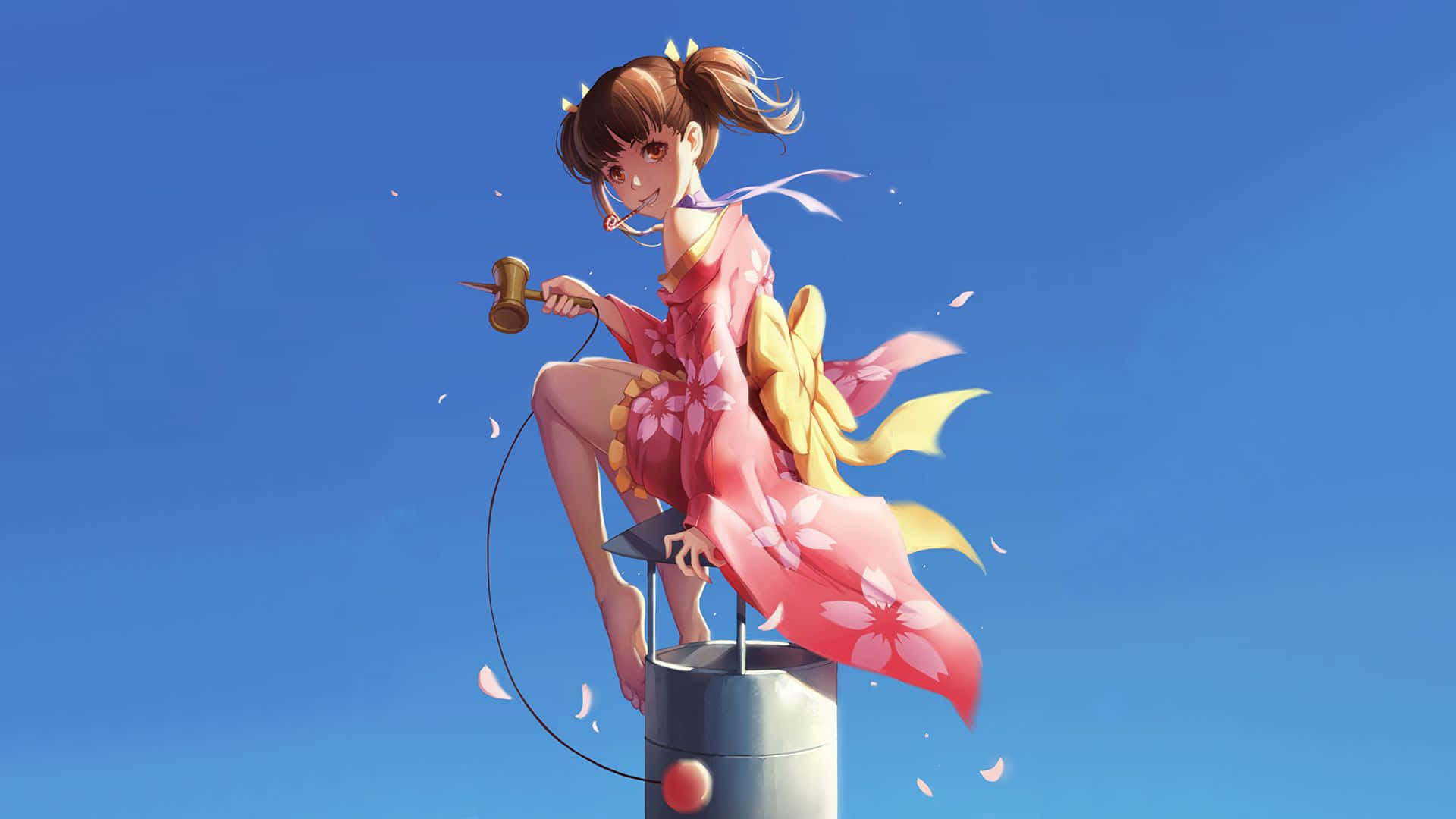 Kabaneri Of The Iron Fortress 桌布 壁紙 — 一個穿著粉紅色花卉和服的開朗動畫女孩坐在煙囪上，手持木槌，背景是清澈的藍天。