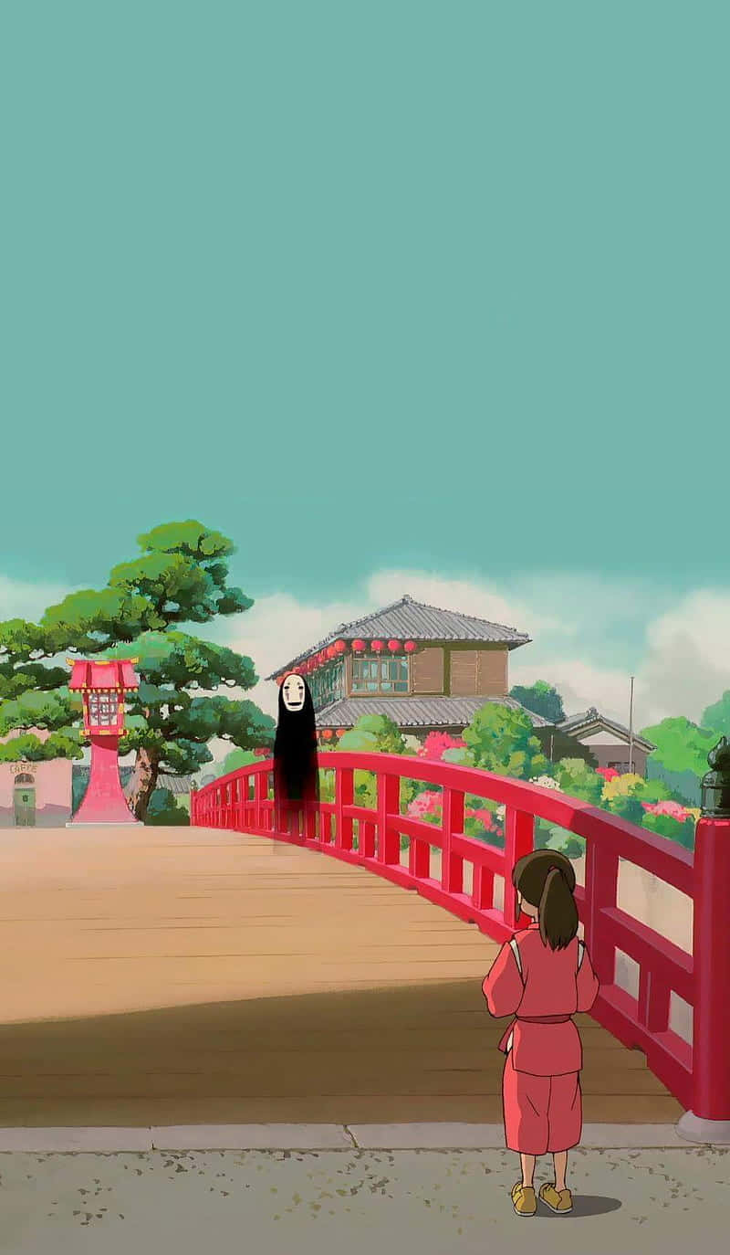 Studio Ghibli Phone 桌布 壁紙 — 一個穿著粉紅色衣服的小女孩站在紅色橋上，面對著《神隱少女》中沉默的無臉男，天空是青綠色的。