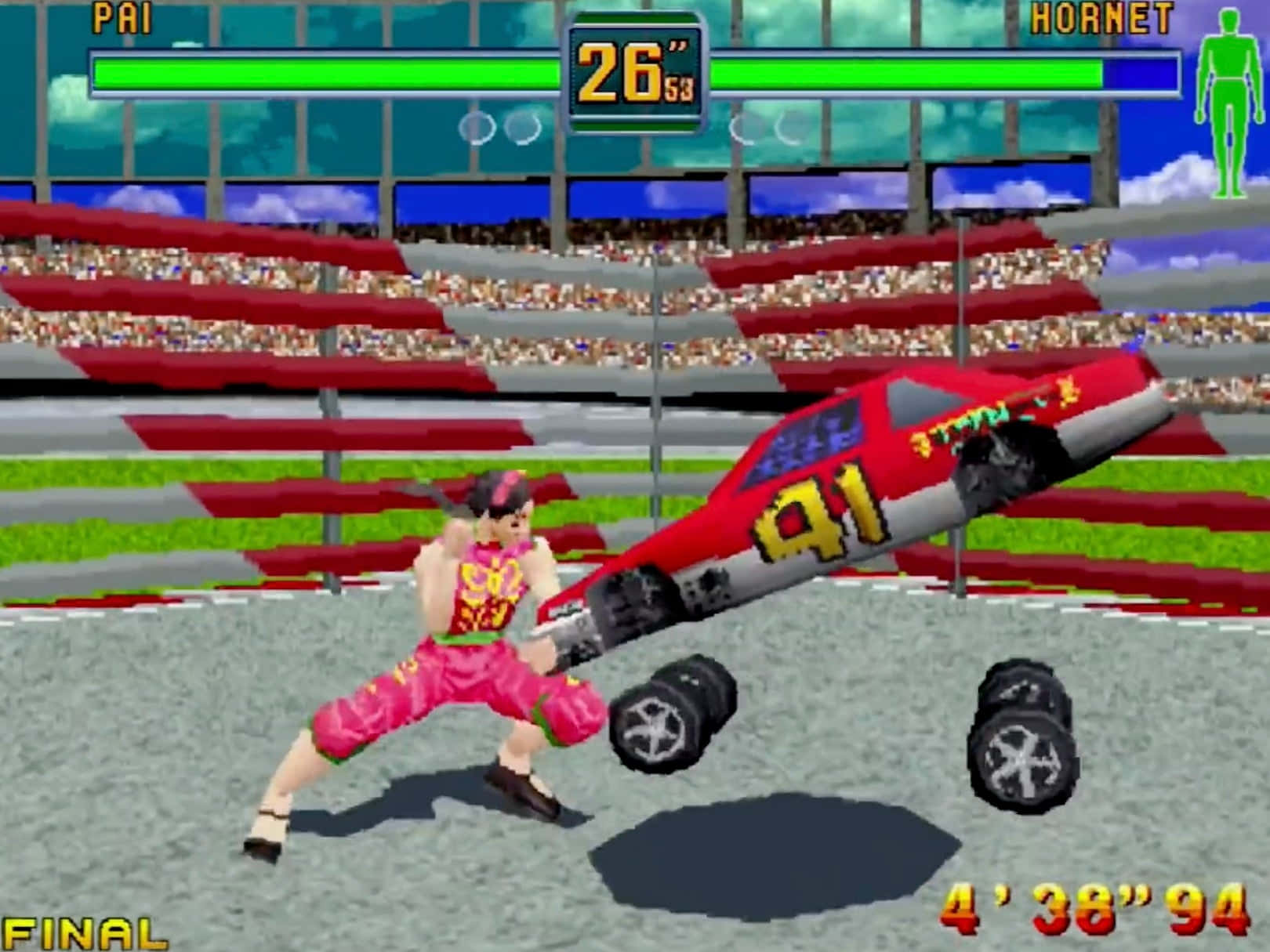 Fighting Games 桌布 壁紙 — 一個穿著粉紅色褲子的像素戰士在一個擁擠的體育場競技場中與一輛紅色賽車戰鬥，並帶有遊戲UI元素。