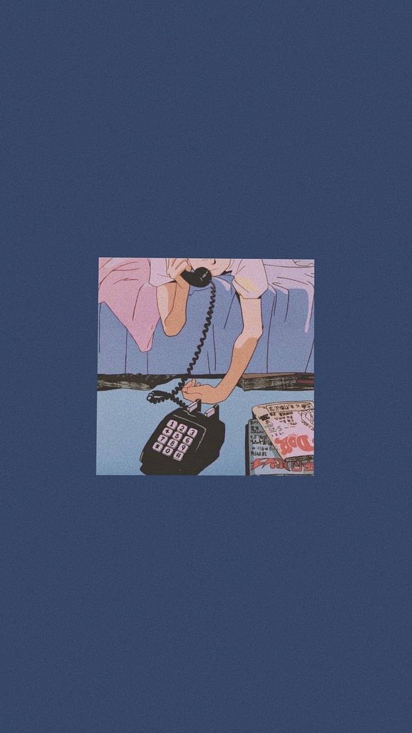 Telephone 桌布 壁紙 — 一個穿著粉紅色襯衫的人，將一個黑色轉盤電話貼在耳邊，坐在藍色表面上，附近有一本漫畫書。