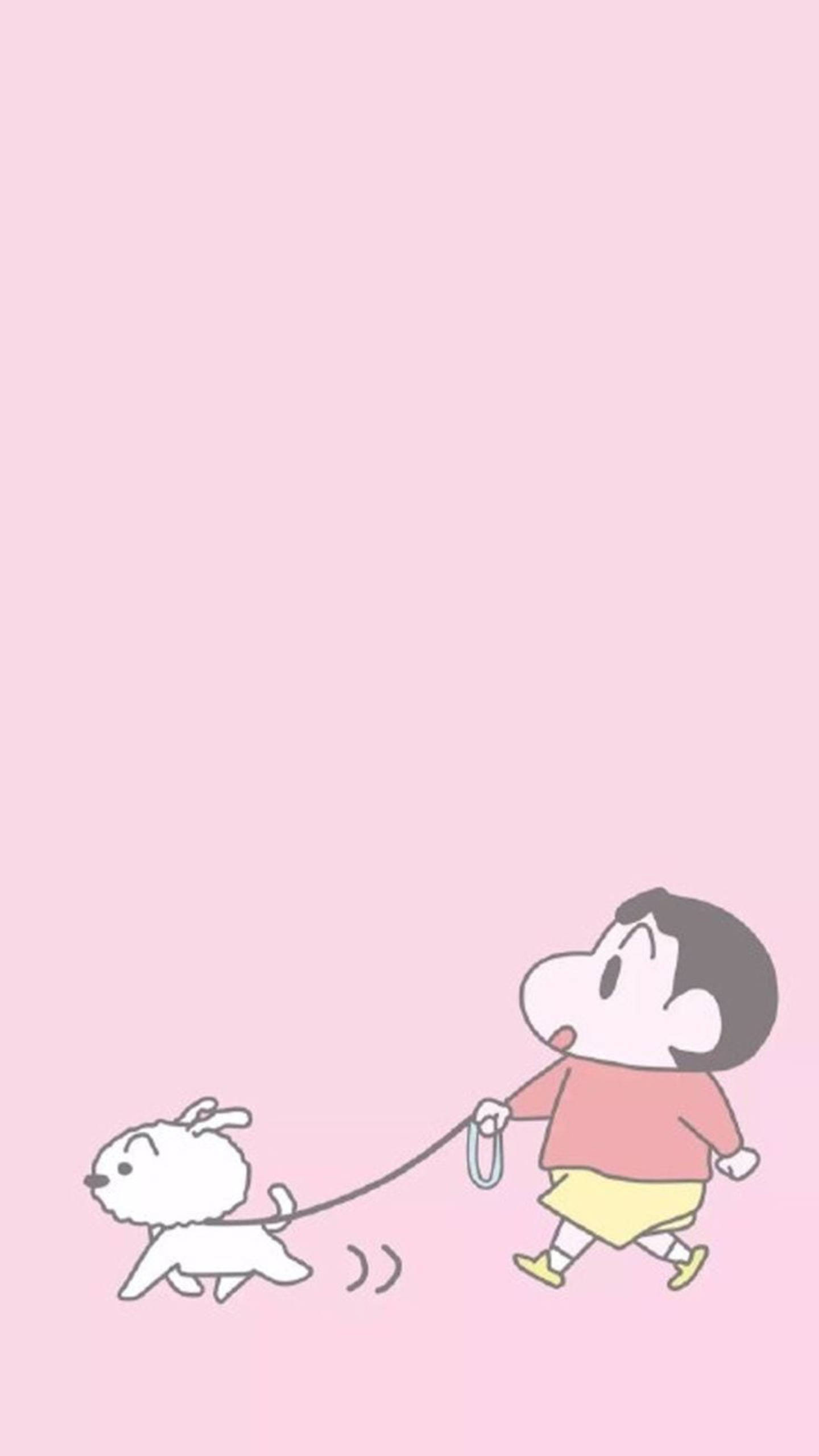 shinchan 桌布 壁紙 — 一個穿著粉紅色襯衫的可愛卡通男孩，在柔和的粉紅色背景前，用皮帶牽著一隻白色小狗散步。