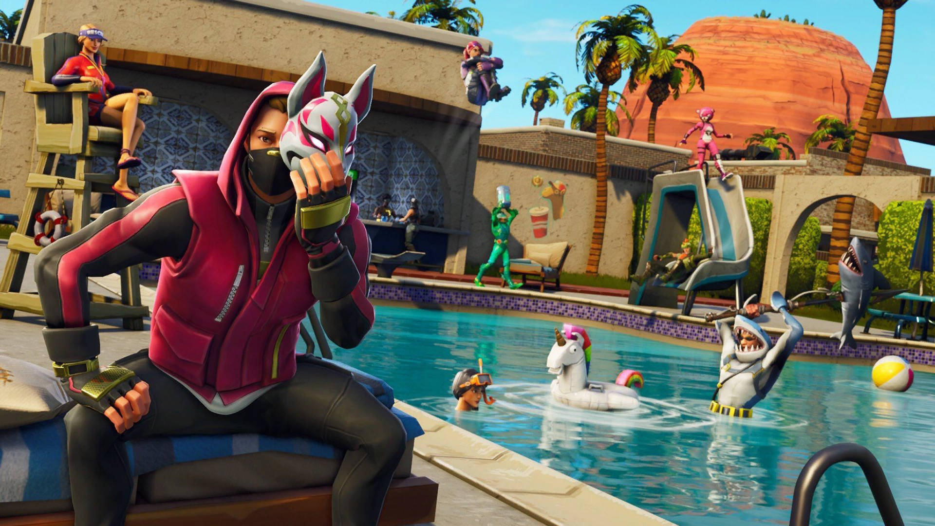 Fortnite 桌布 壁紙 — 一個穿著粉紅色連帽衫和狐狸面具的Fortnite角色在熱帶泳池旁放鬆，其他玩家在周圍玩耍和游泳。