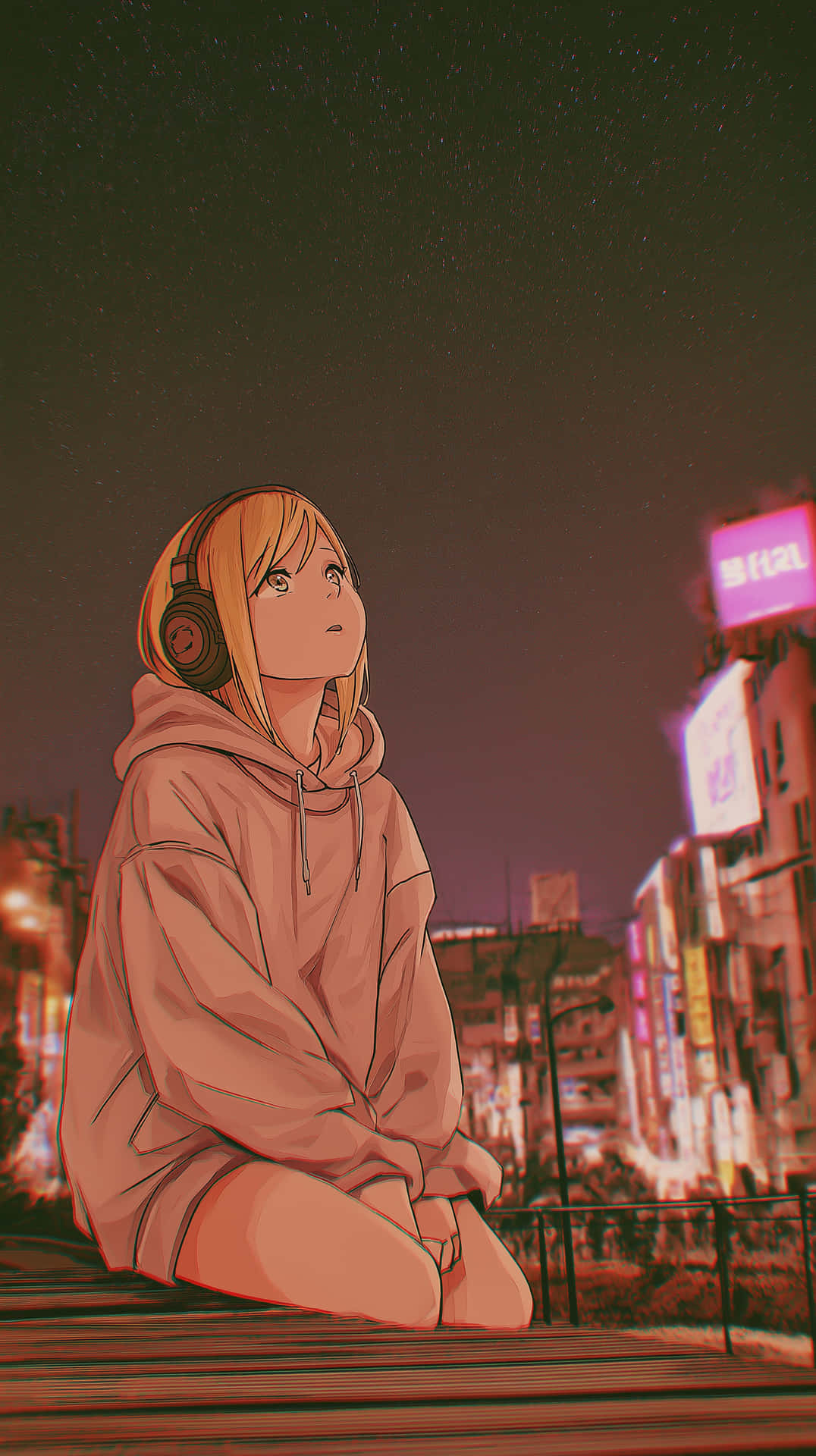 Anime Girl Gazing at Neon Cityscape at Night 壁紙 — 一個穿著粉紅色連帽衫和耳機的年輕動漫女孩在晚上坐在屋頂上，仰望閃爍城市燈光之上的星空。