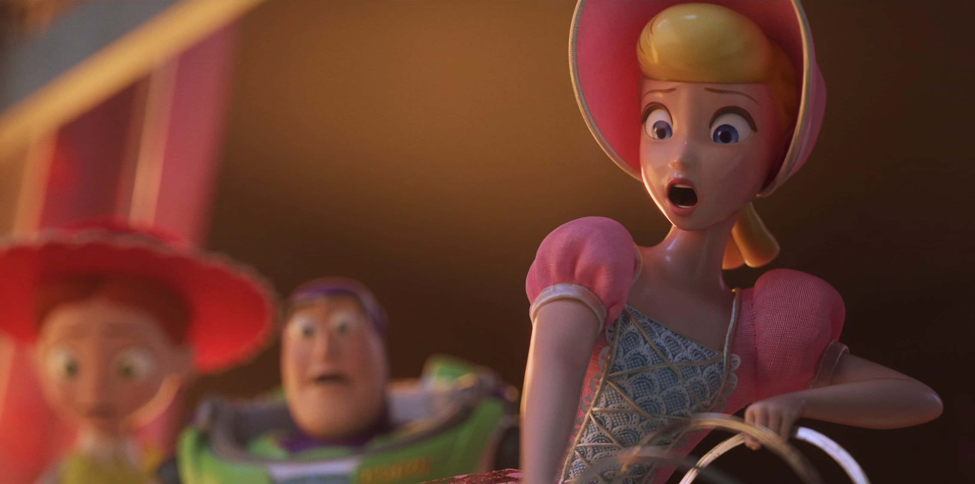 Toy Story 4 桌布 壁紙 — 一個穿著粉紅色連衣裙和帽子的驚訝動畫女孩站在畫面中央，巴斯光年和胡迪在溫暖的電影燈光下看著。