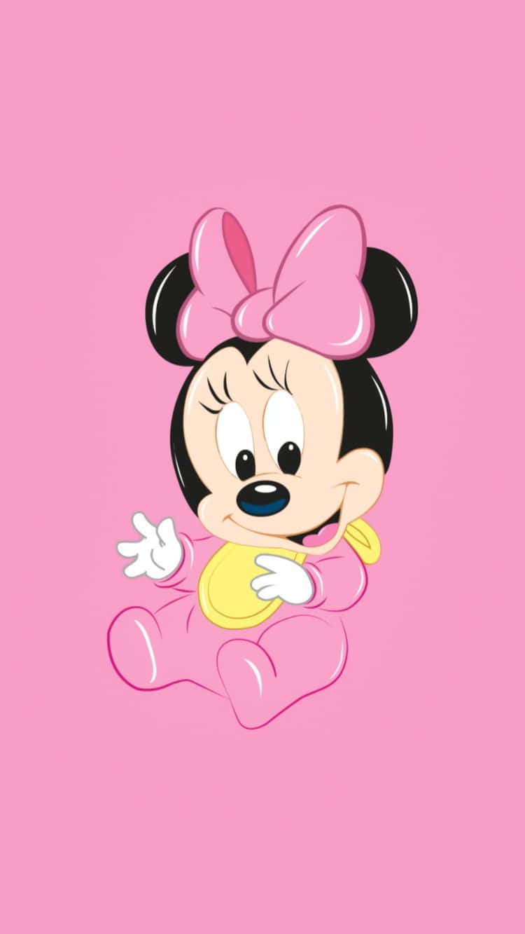 Minnie Mouse Pink 桌布 壁紙 — 一個穿著粉紅色連身衣和蝴蝶結的嬰兒米妮老鼠，在純粉紅色背景前微笑著拿著一個黃色奶瓶。