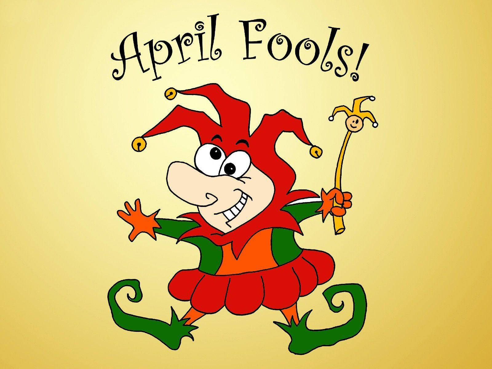 April Fools Day 桌布 壁紙 — 一個穿著紅、綠、橙色服裝的快樂卡通小丑，在金色背景上，在「April Fools!」文字下，揮舞著微笑的魔杖跳舞。