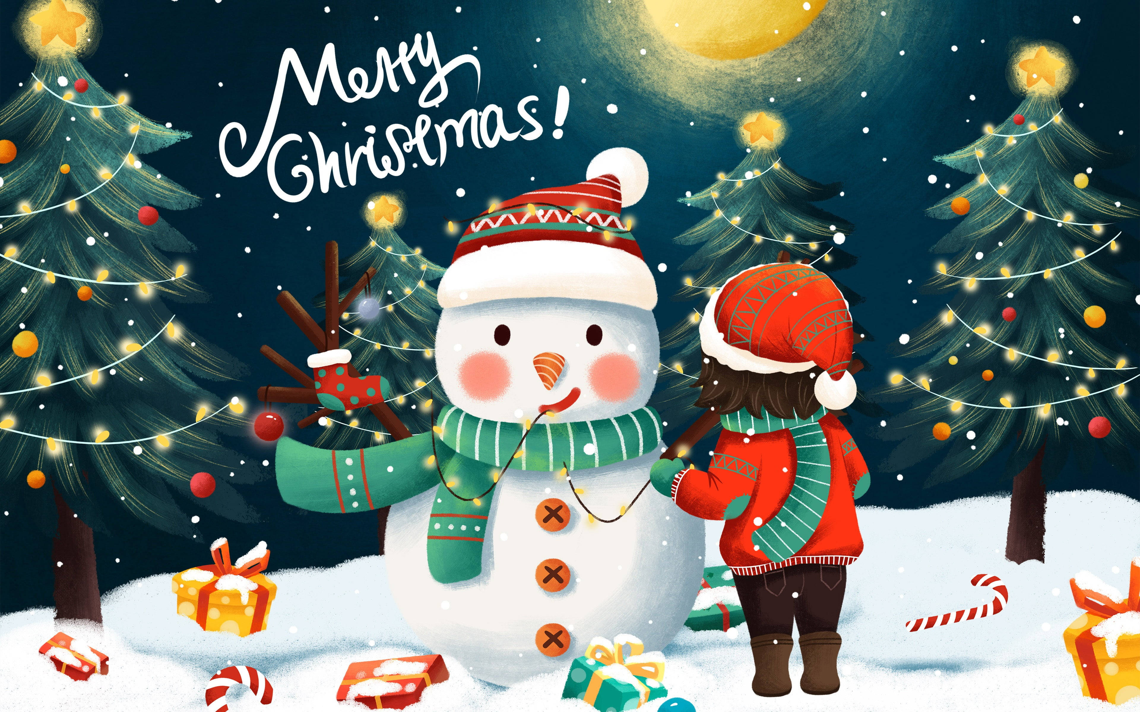 Cute Merry Christmas 桌布 壁紙 — 一個穿著紅色冬季裝備的小孩在閃爍的月亮下擁抱一個快樂的雪人，周圍是裝飾過的松樹和散落的禮物。
