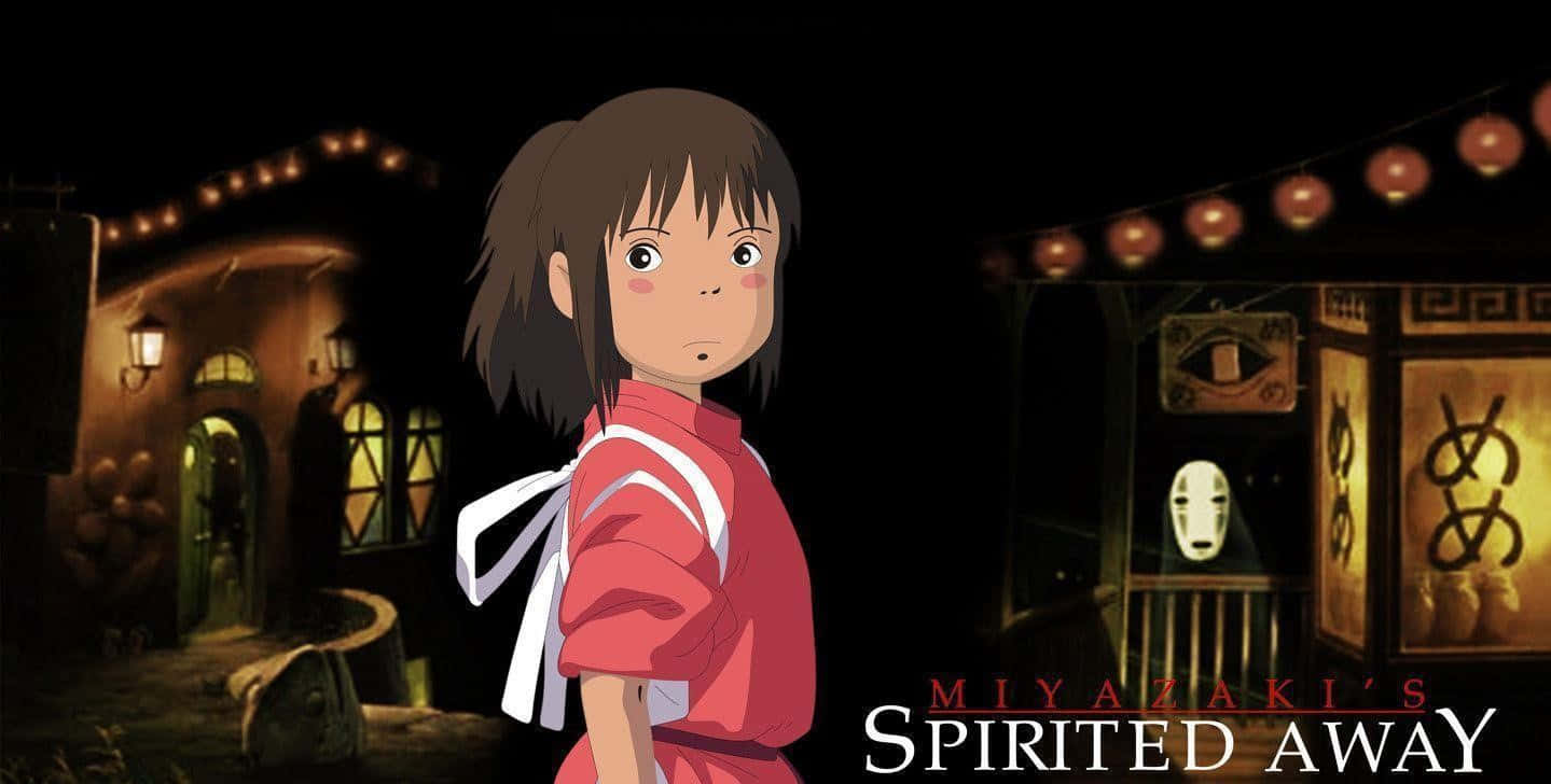 神隱少女 桌布 壁紙 — 一個穿著紅色和服的年輕女孩夜晚站在昏暗的日本小巷中，背景有發光的燈籠和一個靈面具。