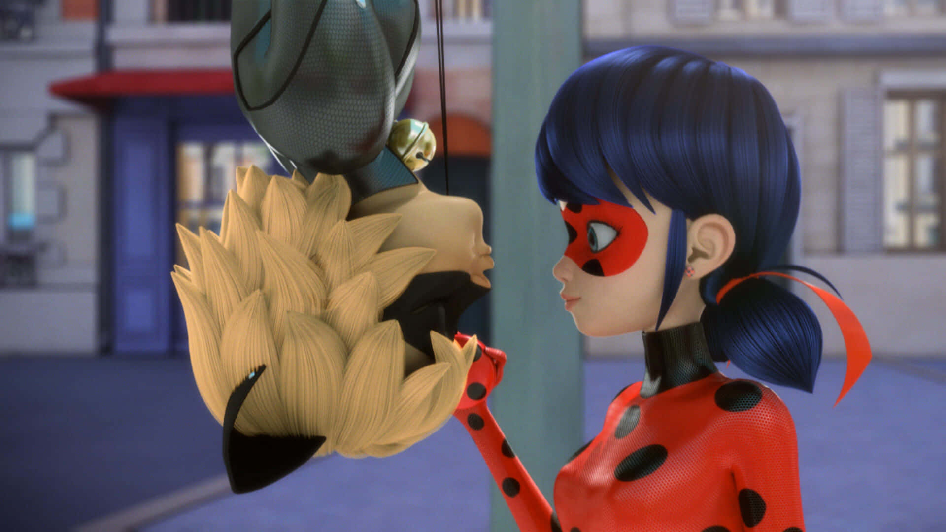 Miraculous 桌布 壁紙 — 一個穿著紅色圓點服裝的女孩，在城市的街道背景下，抱著一個戴著面具的金髮木偶。