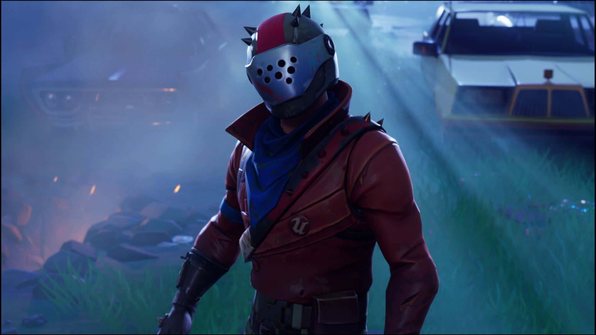 電玩遊戲 桌布 壁紙 — 一個穿著紅色外套和帶刺頭盔的Fortnite角色，在昏暗的藍色燈光下，站在霧氣瀰漫的田野中，旁邊是一輛未來主義的汽車。