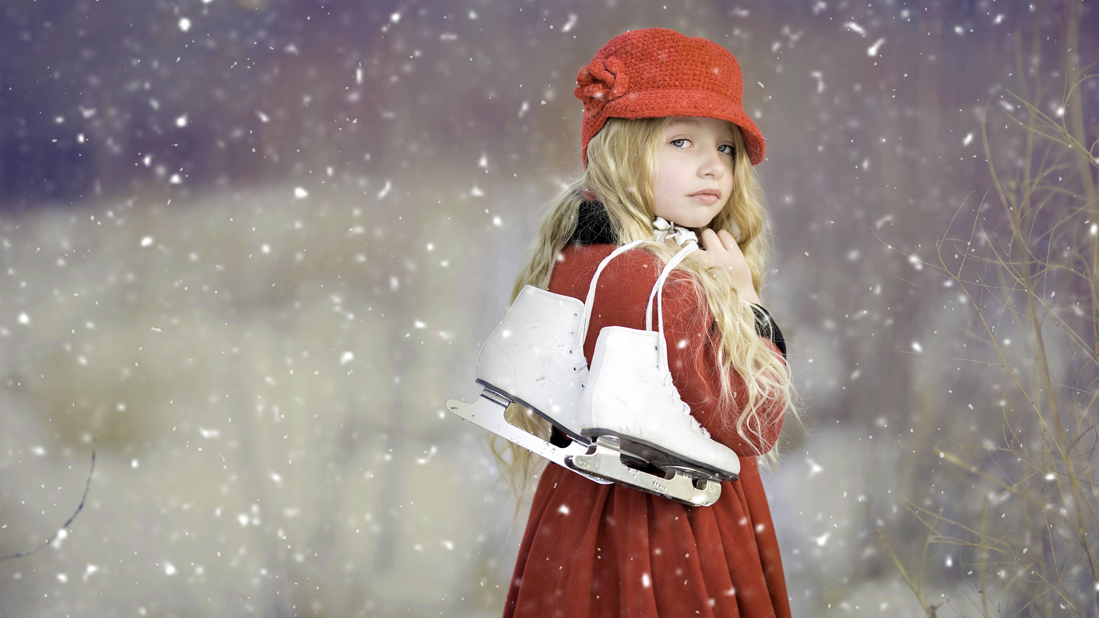 girls 桌布 壁紙 — 一個穿著紅色外套和帽子的年輕女孩在冬日森林中，雪花輕輕飄落，她手持溜冰鞋。