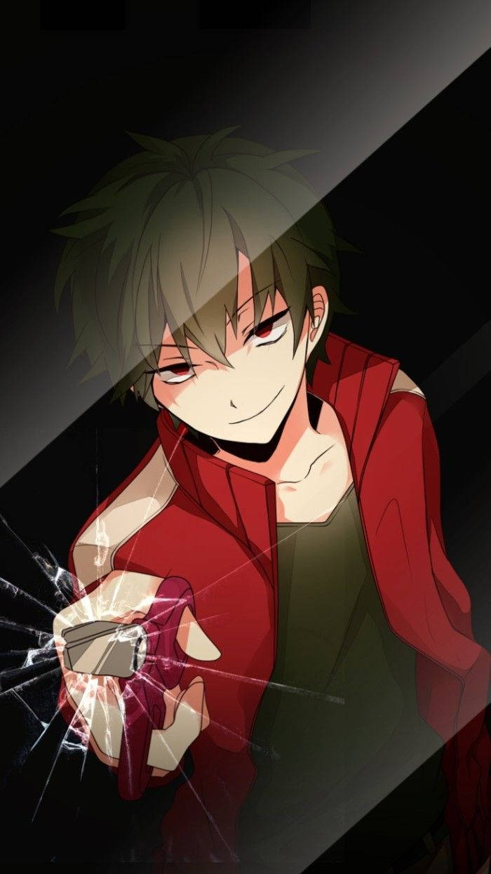 鎖屏 桌布 壁紙 — 一個穿著紅色外套的動漫男孩，在黑暗的斜角背景下拿著一部破碎的手機，露出得意的笑容。