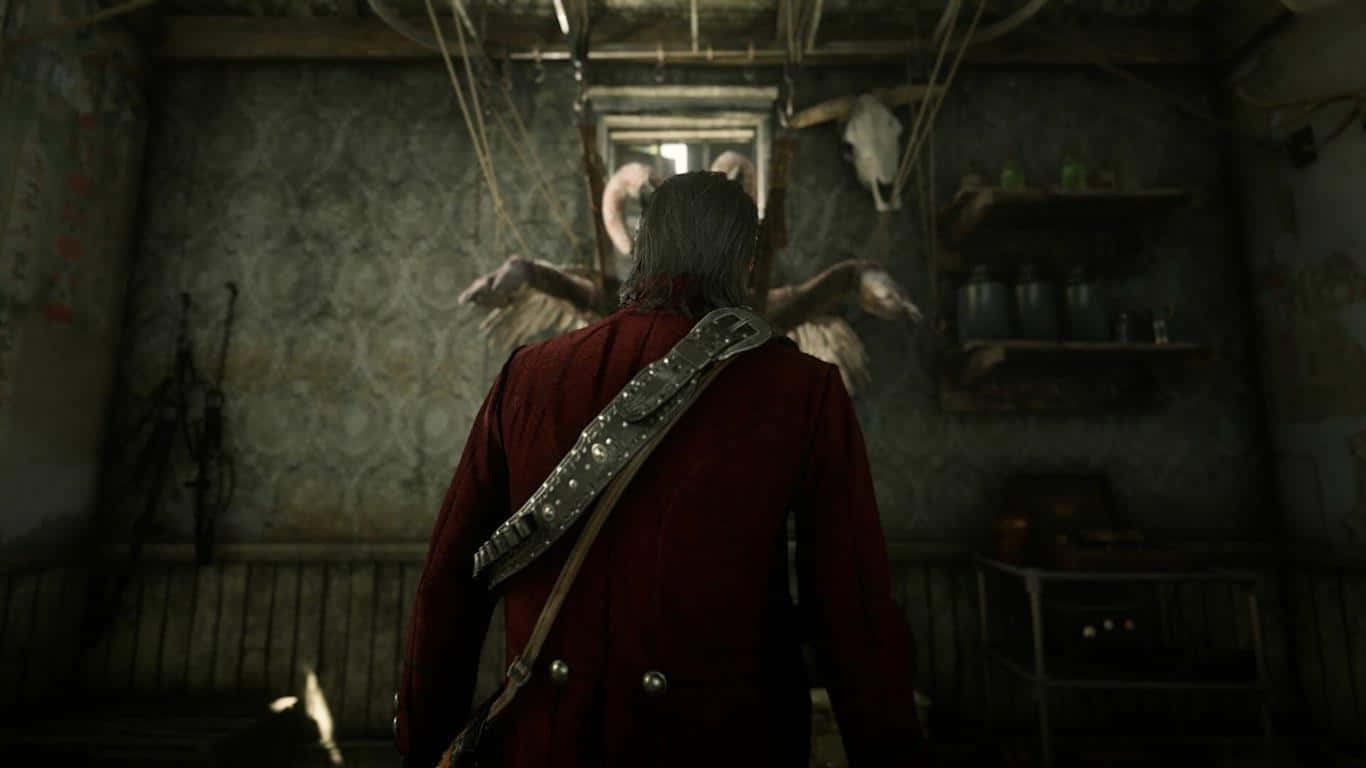 1366x768 Strange Brigade 桌布 壁紙 — 一個穿著紅色外套的男人站在昏暗的鄉村風房間裡，面對著一面鏡子，而怪誕的有翼生物正從鏡中湧現。