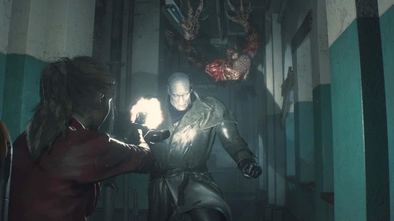 1366x768 Resident Evil 2 桌布 壁紙 — 一個穿著紅色外套的角色在黑暗的走廊裡用手電筒照射一個威脅性的光頭人物，上方懸掛著一個怪誕的生物。