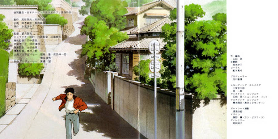 waves 桌布 壁紙 — 一個穿著紅色夾克的年輕男子在陽光明媚的日本街道上奔跑，街道兩旁綠樹成蔭，傳統房屋林立。