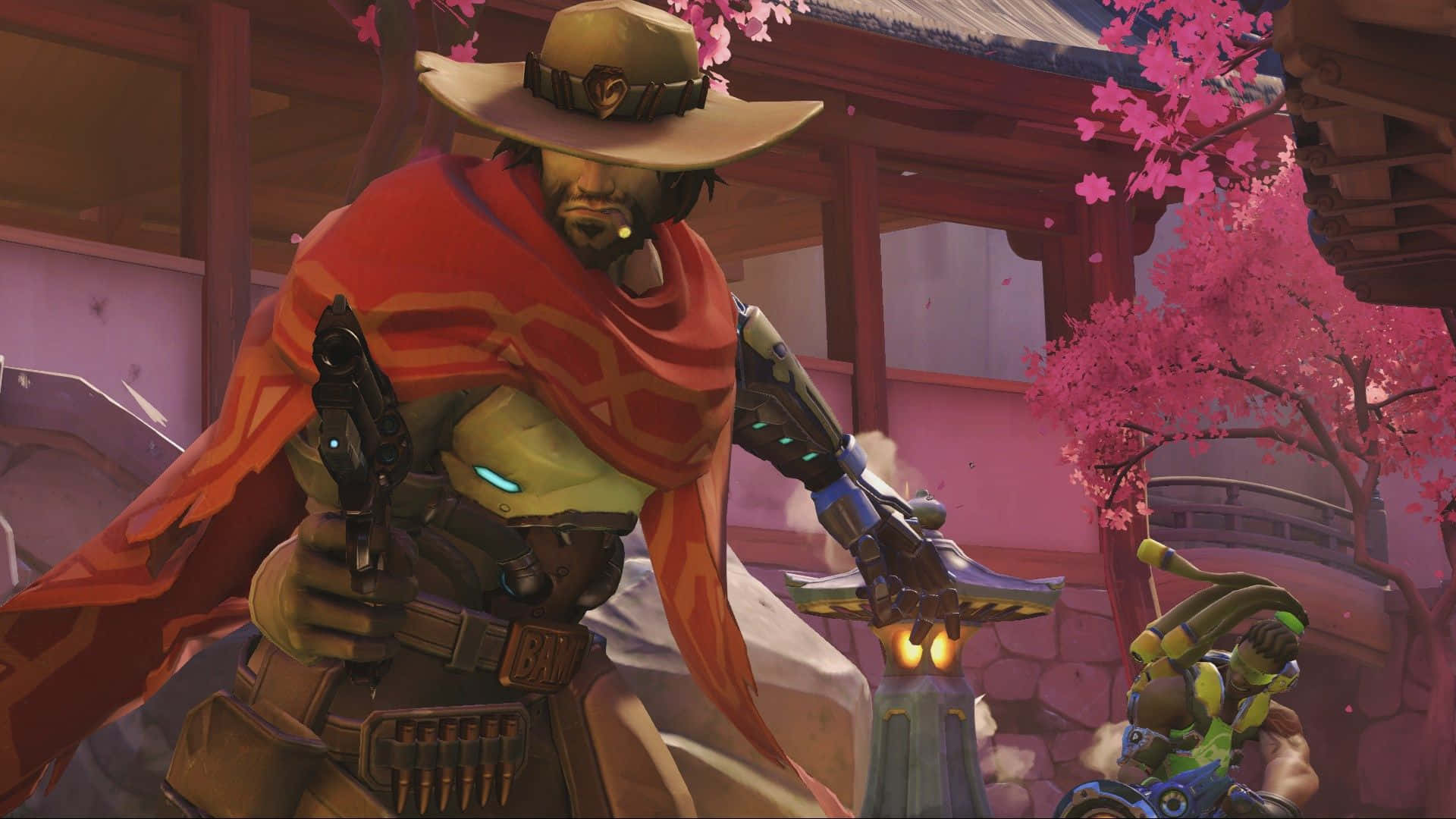 Overwatch Mccree 桌布 壁紙 — 一個穿著紅色斗篷的牛仔主題電子遊戲角色，站在傳統木建築附近的粉紅色櫻花中。