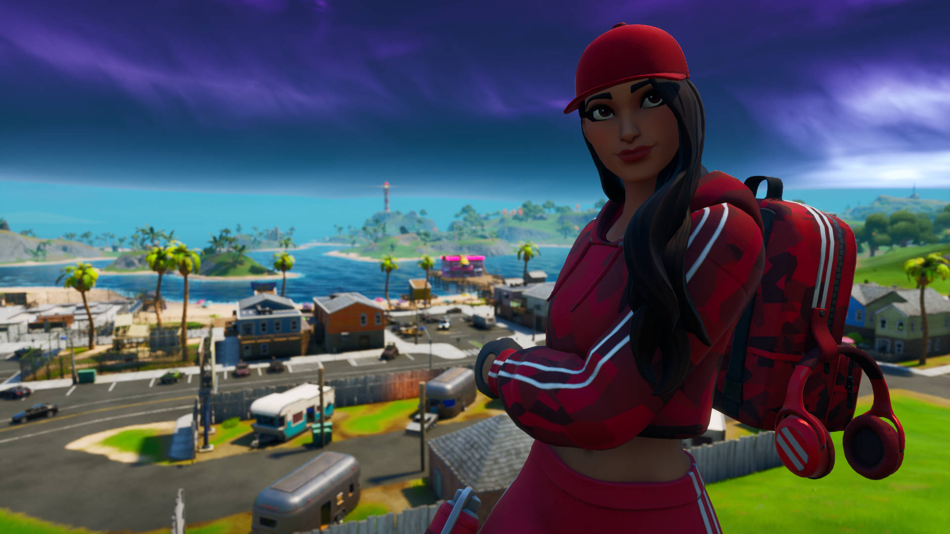 Ruby 桌布 壁紙 — 一個穿著紅色服裝的Fortnite角色自信地俯瞰著一個沿海小鎮，天空呈現戲劇性的紫色。