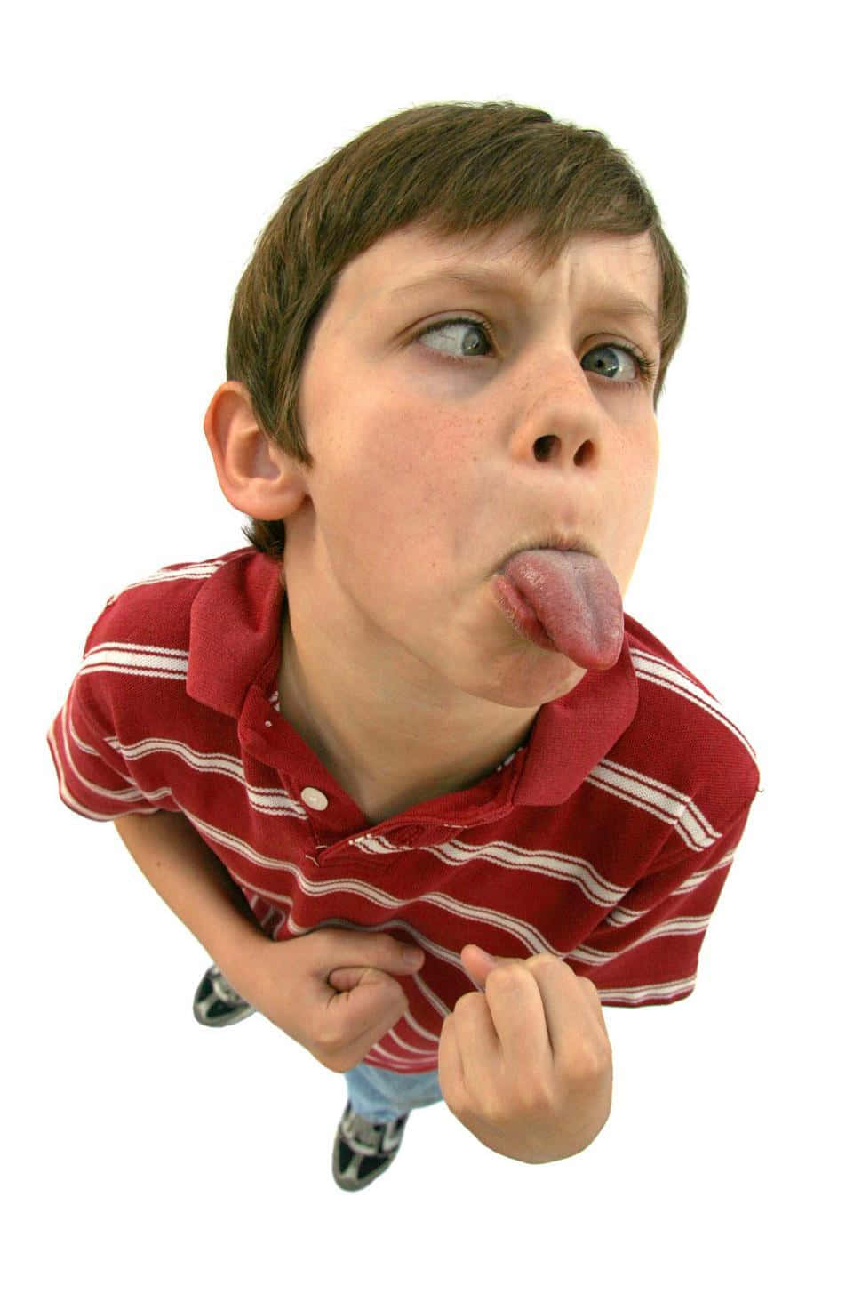 Tongue Out 桌布 壁紙 — 一個穿著紅色條紋襯衫的小男孩伸出舌頭，在白色背景前帶著頑皮的表情向上看。