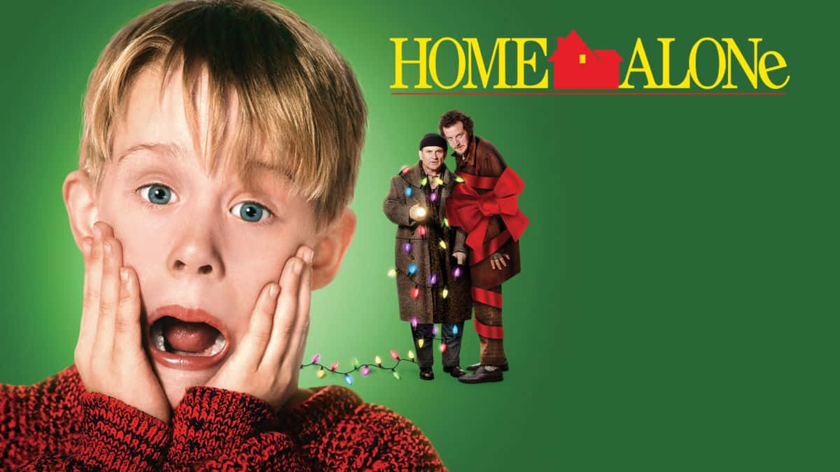 Home Alone 桌布 壁紙 — 一個穿著紅色毛衣、睜大眼睛的男孩，在純綠色背景前，看到兩個穿著冬季外套的竊賊和一個巨大的紅色蝴蝶結出現在他身後，驚恐地倒吸一口氣。