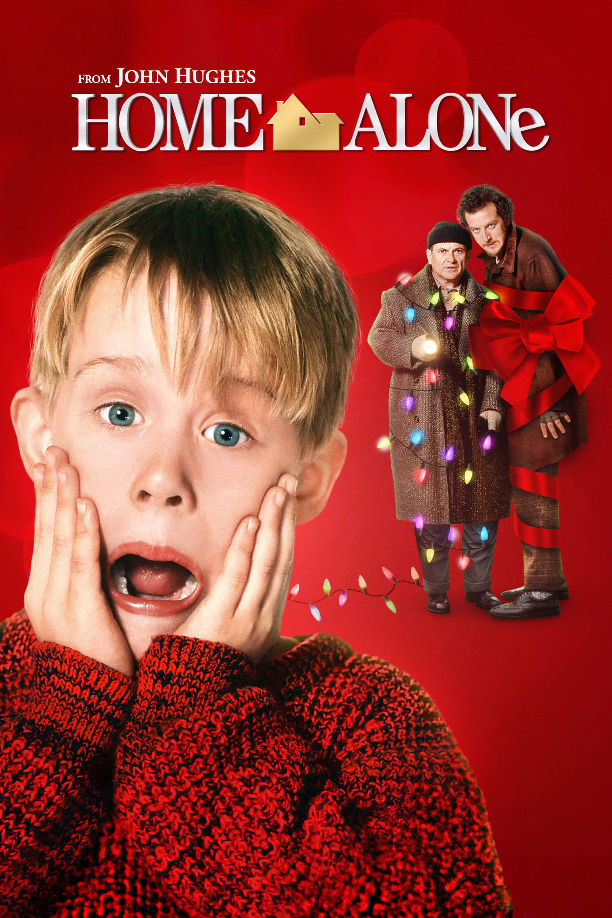 Home Alone 桌布 壁紙 — 一個穿著紅色毛衣、睜大眼睛的男孩震驚地倒吸一口氣，兩個穿著冬季外套的竊賊和一個巨大的紅色蝴蝶結在鮮豔的紅色背景襯托下，赫然聳立在他身後。
