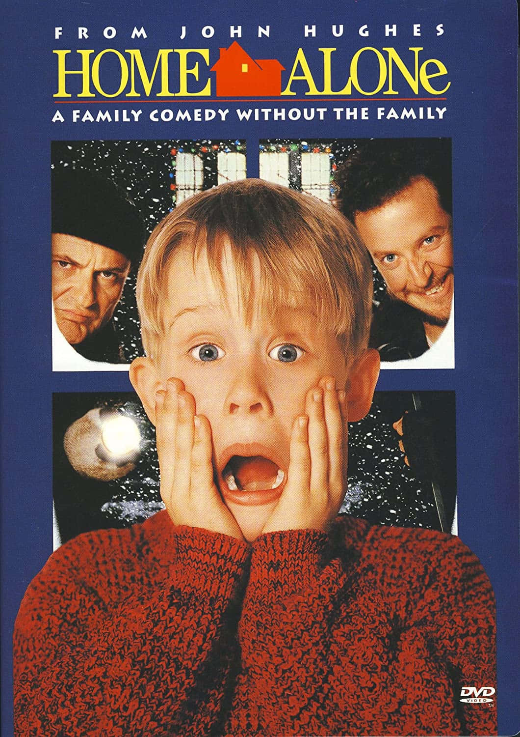 Home Alone 桌布 壁紙 — 一個穿著紅色毛衣、睜大眼睛的男孩在雪景背景下，因身後兩個男人窺視而驚恐地倒吸一口氣。