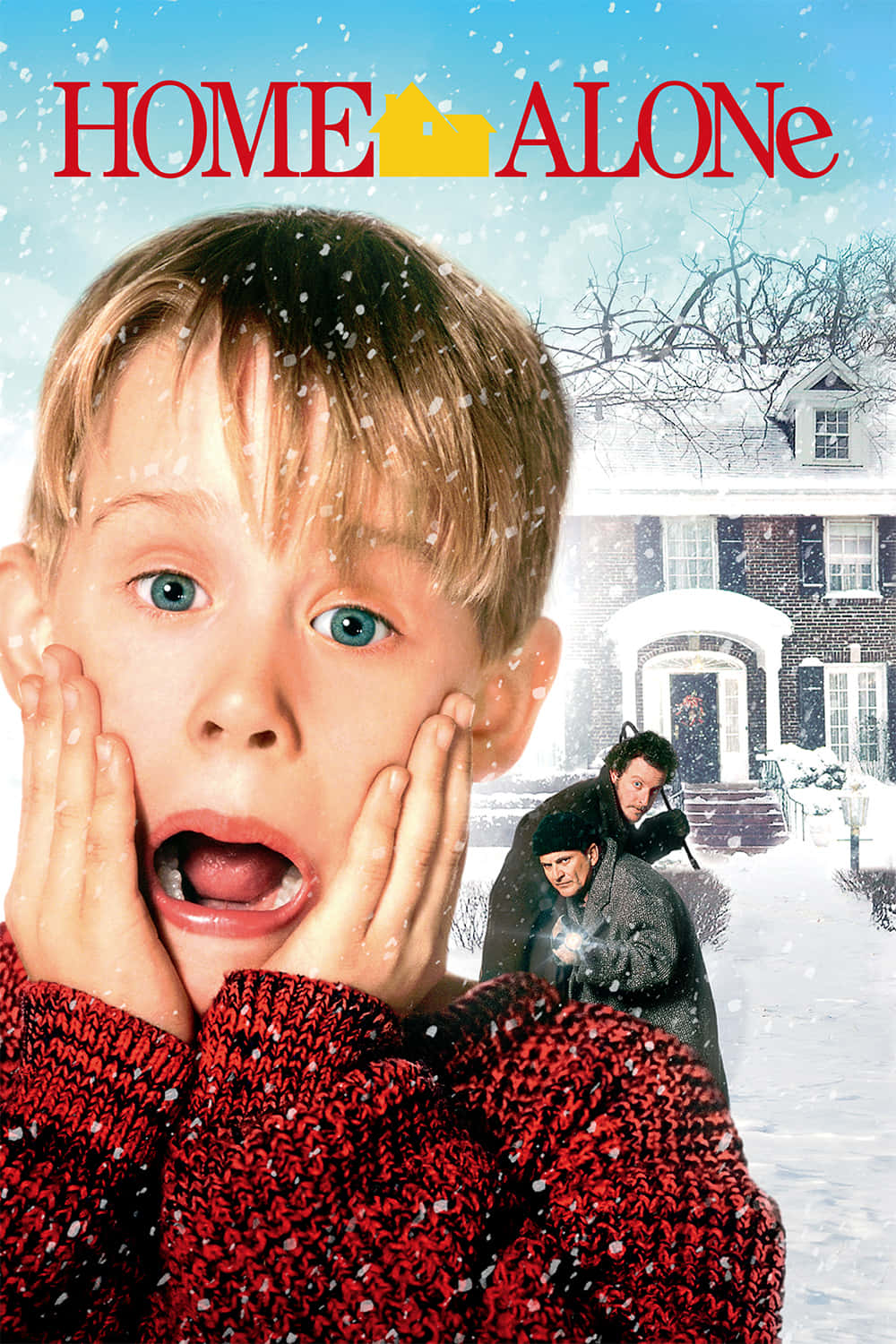 Home Alone 桌布 壁紙 — 一個穿著紅色毛衣、睜大眼睛的男孩在雪落在他周圍時驚恐地倒吸一口氣，兩個竊賊在雪屋附近偷偷跟在他身後。