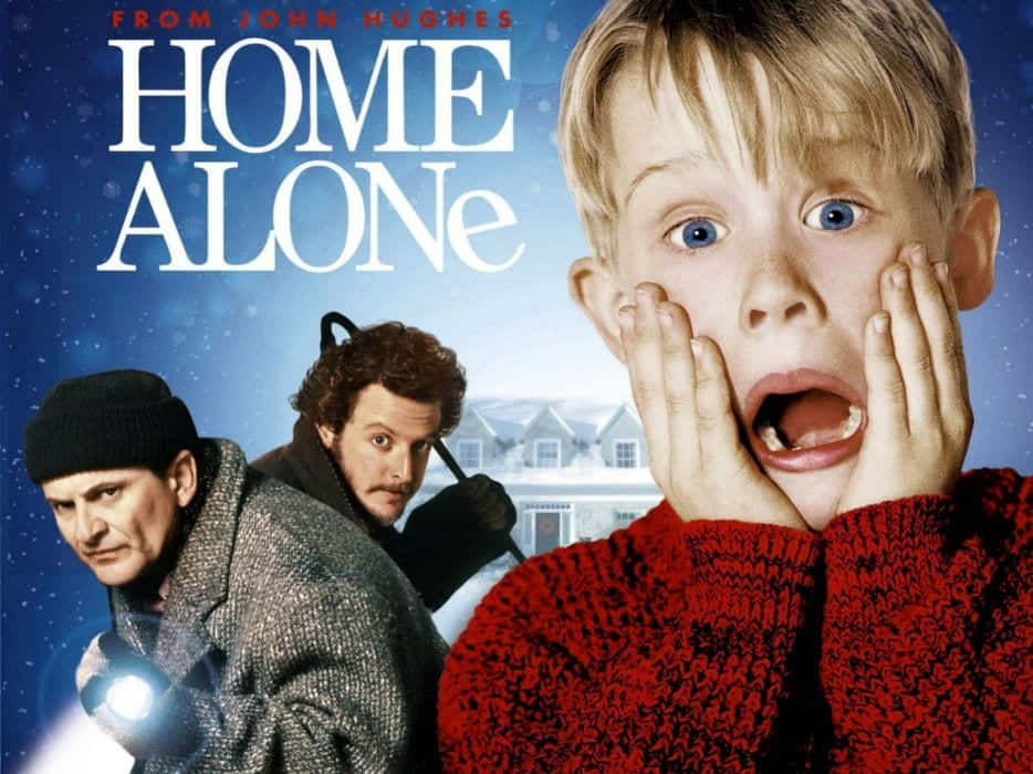 Home Alone 桌布 壁紙 — 一個穿著紅色毛衣的小男孩在雪景郊區背景下，因兩個竊賊從他身後悄悄靠近而驚恐地倒吸一口氣。