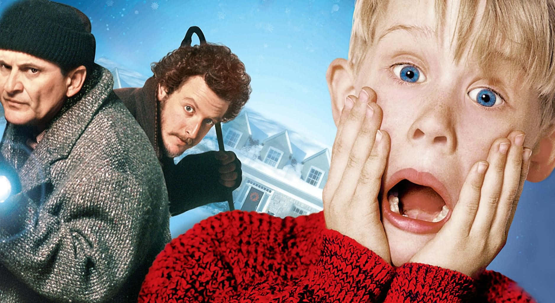 Home Alone 桌布 壁紙 — 一個穿著紅色毛衣的驚恐男孩震驚地盯著兩個竊賊潛入他積雪的郊區家園。
