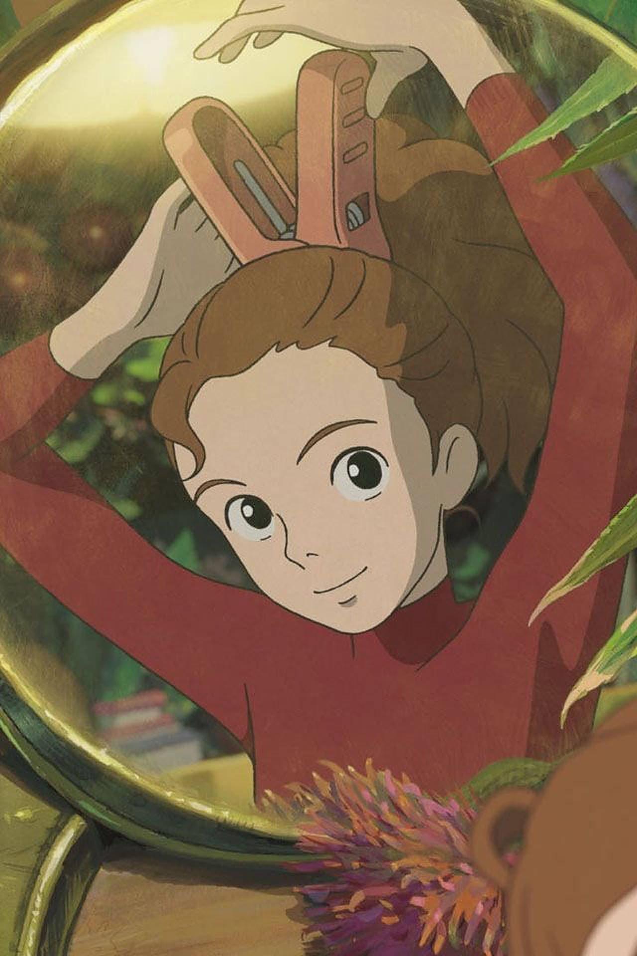 Arrietty 桌布 壁紙 — 一個穿著紅色潛水衣的小女孩在一個被茂密綠植和色彩繽紛花朵包圍的玻璃穹頂內微笑向上看。