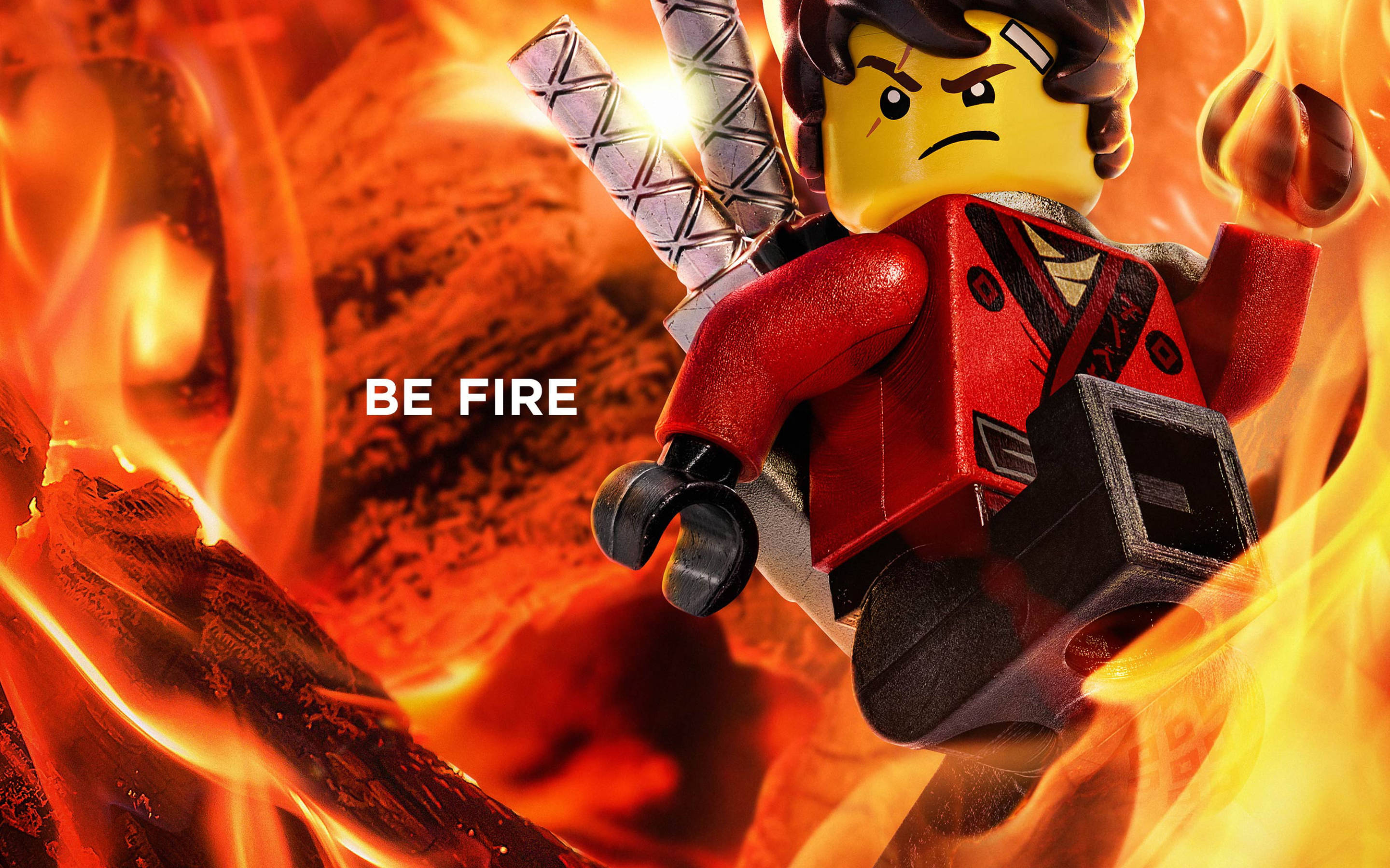 Ninjago 桌布 壁紙 — 一個穿著紅色盔甲的LEGO忍者，在熊熊烈火中挑釁地站立，白色的「BE FIRE」文字閃耀著。