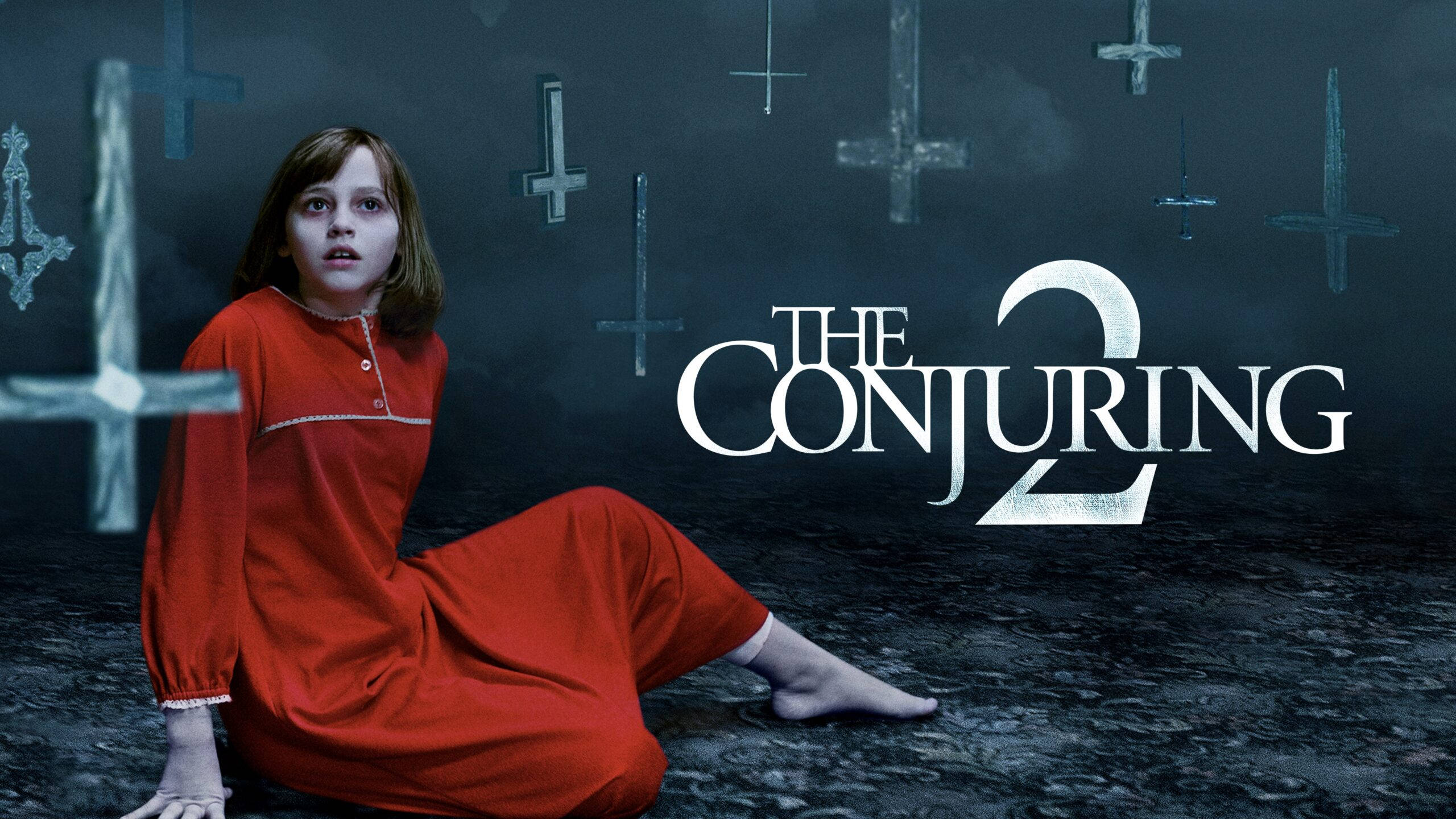 Conjuring 桌布 壁紙 — 一個穿著紅色睡衣的小女孩坐在黑暗的地板上，周圍漂浮著十字架，這是一張令人毛骨悚然的恐怖電影海報。