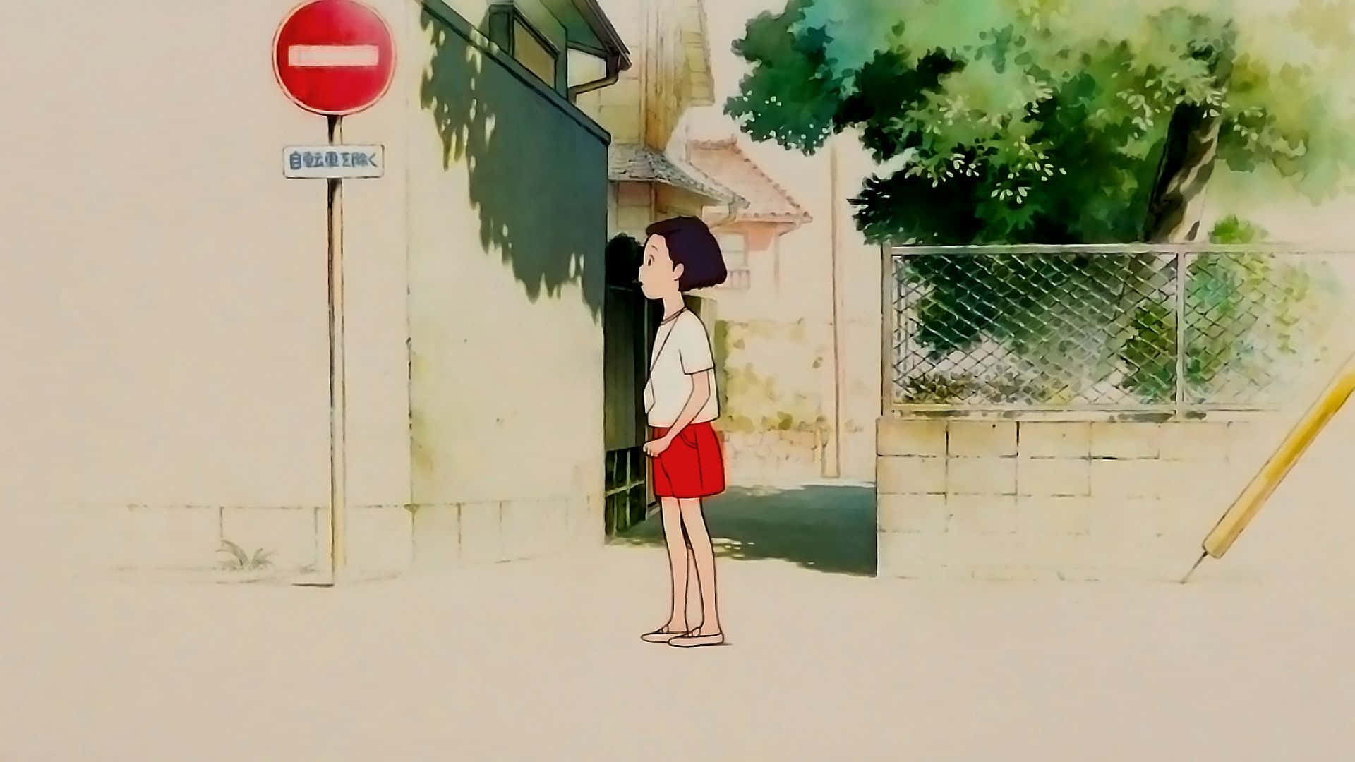 Only Yesterday 桌布 壁紙 — 一個穿著紅色短褲的小女孩站在一條寧靜的日本小巷裡，在斑駁的陽光下，旁邊是一個路牌。
