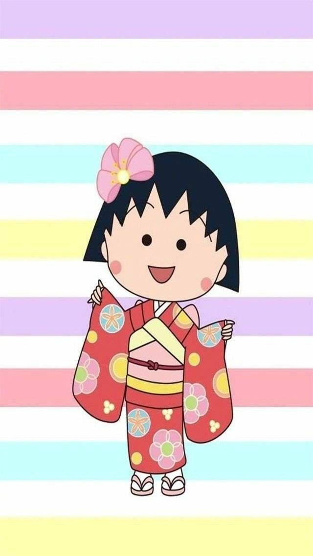 Chibi Maruko Chan 桌布 壁紙 — 一個穿著紅色花卉和服的開朗卡通女孩在柔和彩虹條紋背景前微笑。