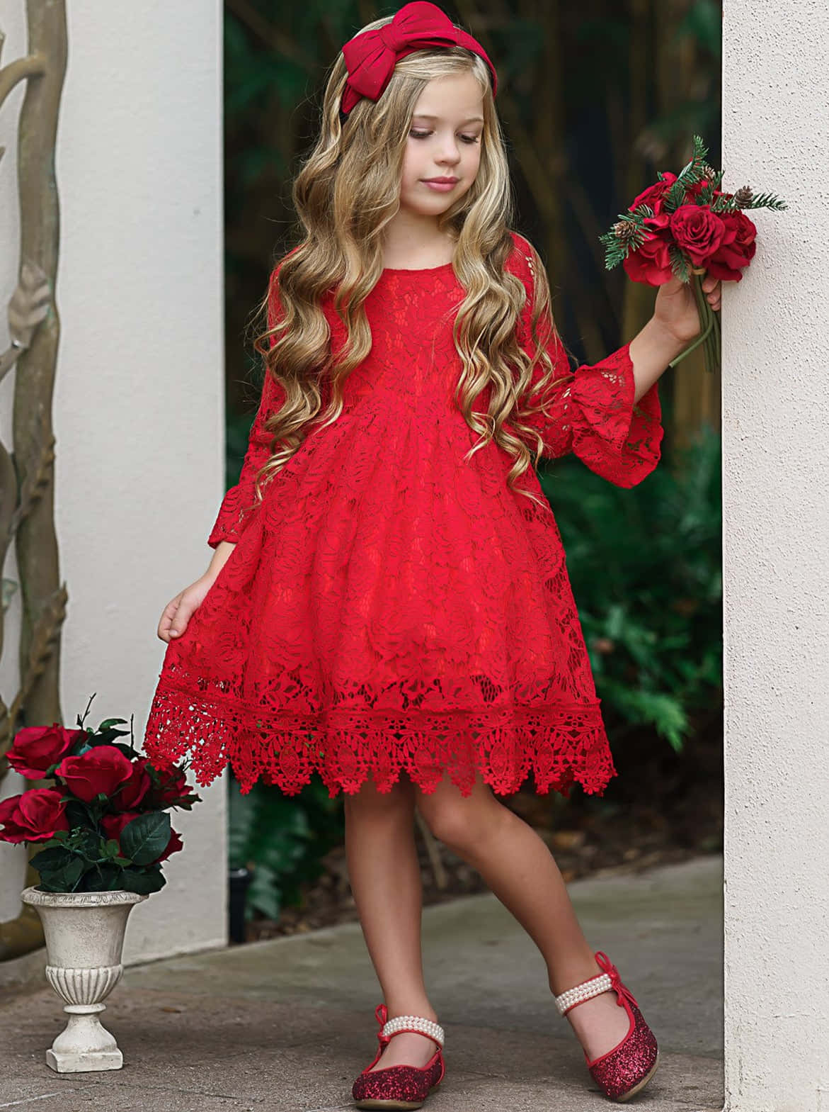 Red Lace Dress 桌布 壁紙 — 一個穿著紅色蕾絲裙的小女孩在花園的白色柱子旁拿著紅玫瑰。