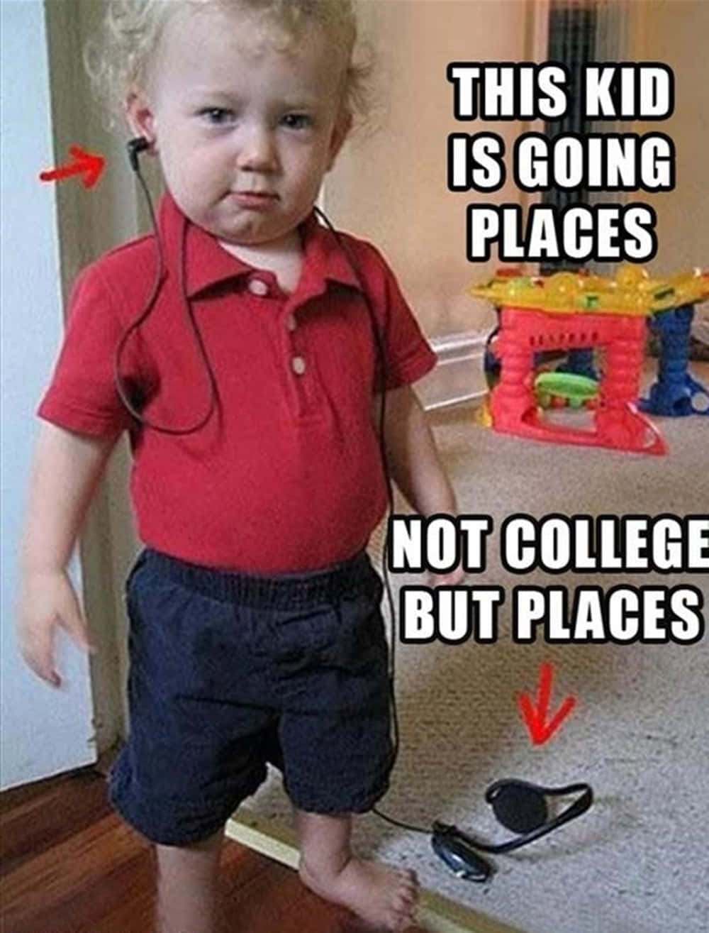 meme 桌布 壁紙 — 一個穿著紅色襯衫和藍色短褲的幼兒站在室內，脖子上掛著耳機，表情嚴肅，而文字幽默地宣稱他要去的地方不是大學。