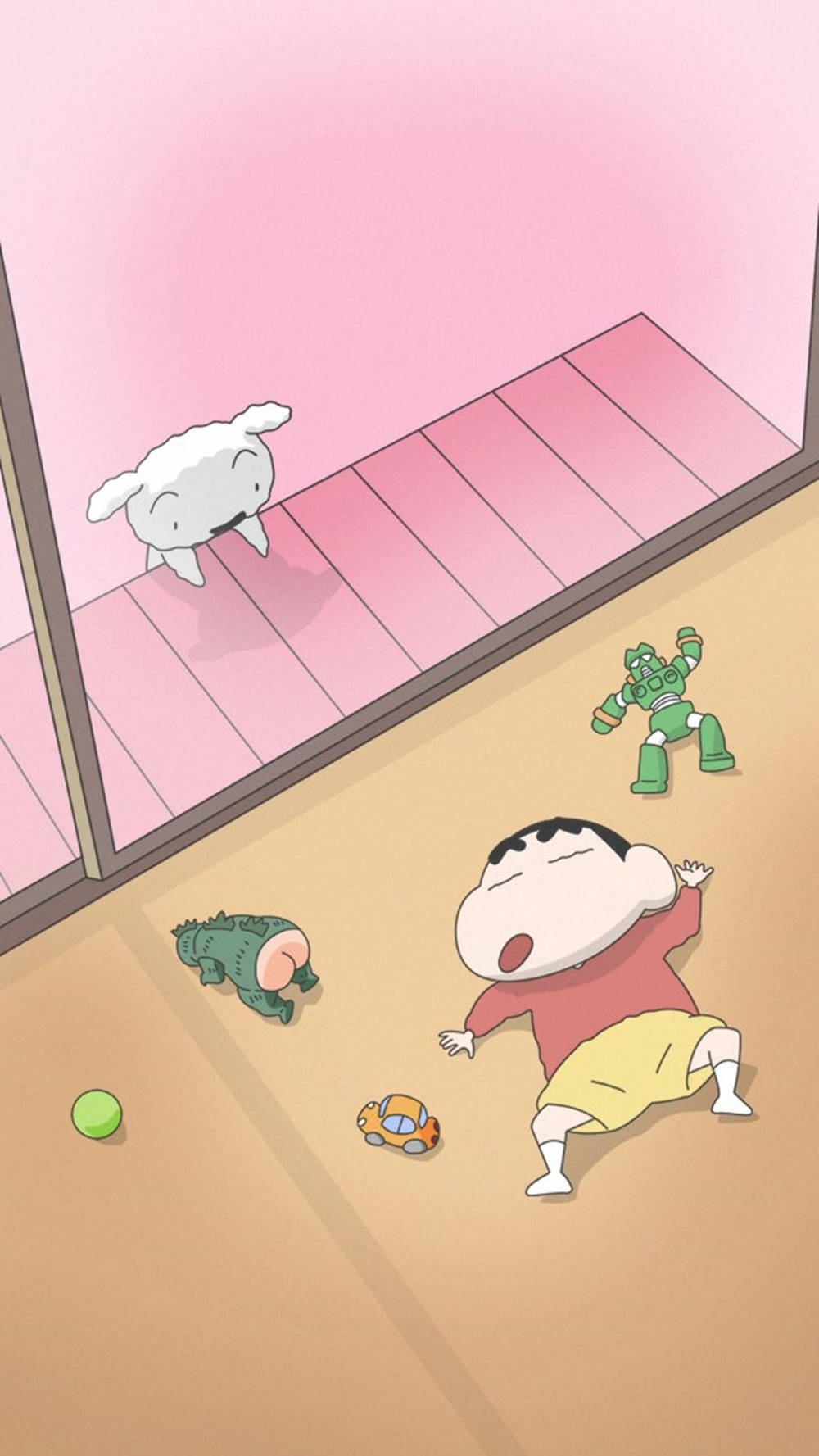 Shin Chan 桌布 壁紙 — 一個穿著紅色襯衫的卡通男孩躺在木地板上，周圍散落著玩具，一隻白色的狗從粉紅色的門口探頭進來。