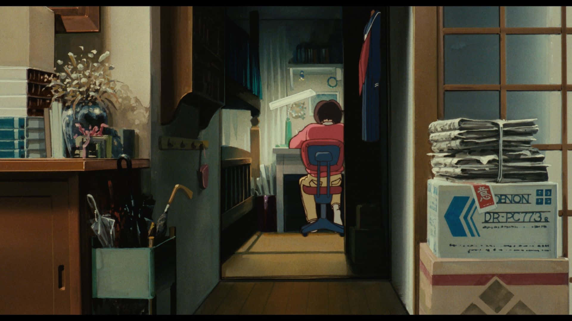 Whisper Of The Heart 桌布 壁紙 — 一個穿著紅色襯衫的孩子坐在光線昏暗的房間裡的書桌前，從一個堆滿雜亂箱子和家居用品的走廊看過去。