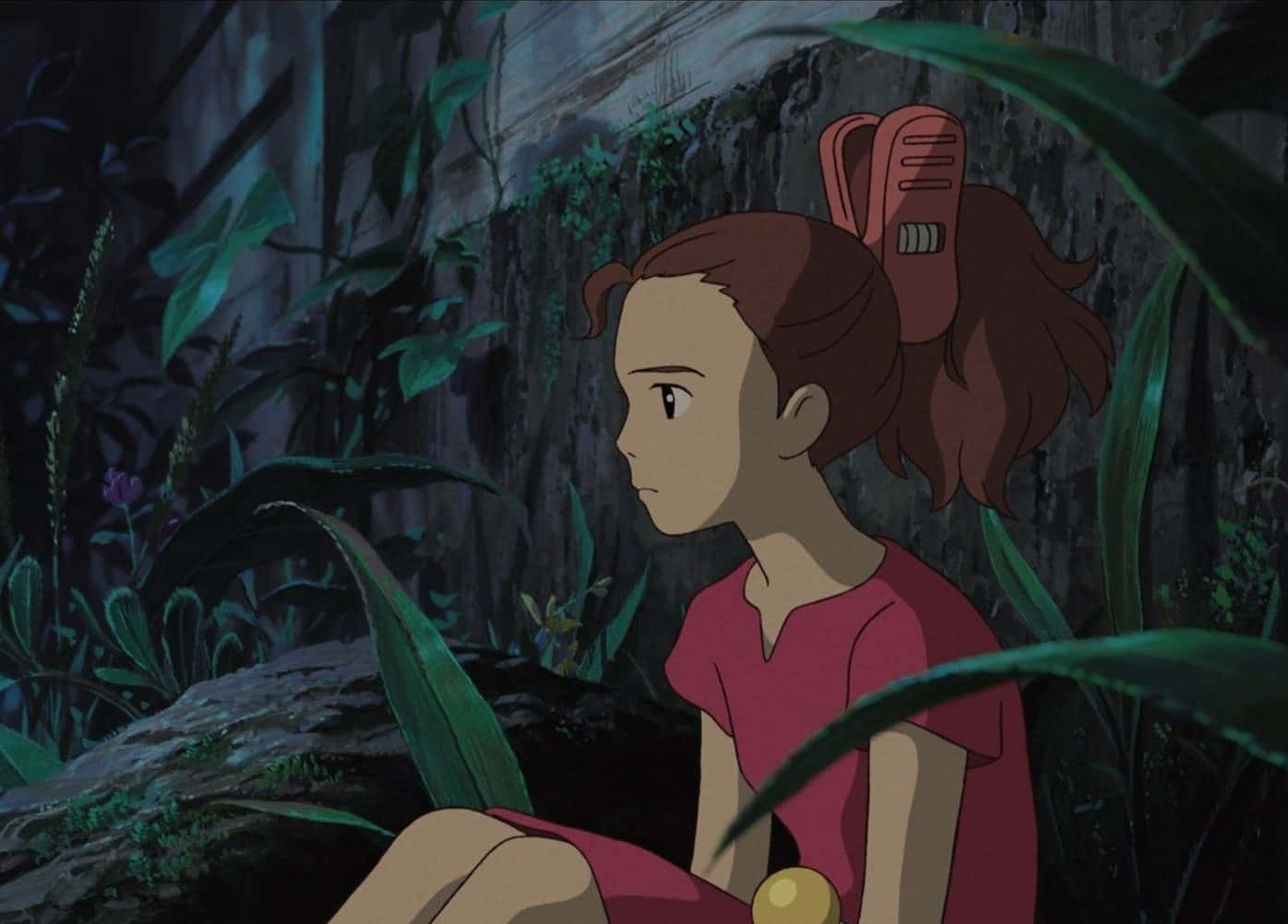 The Secret World Of Arrietty 桌布 壁紙 — 一個穿著紅色襯衫的小女孩在昏暗的暮光下，靜靜地坐在茂密的綠色叢林葉子中。