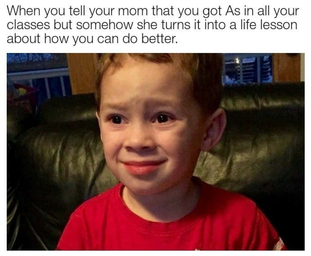 Memes Pics Funny 桌布 壁紙 — 一個穿著紅色襯衫的小男孩坐在綠色沙發上，帶著勉強的甜美笑容，直視鏡頭。