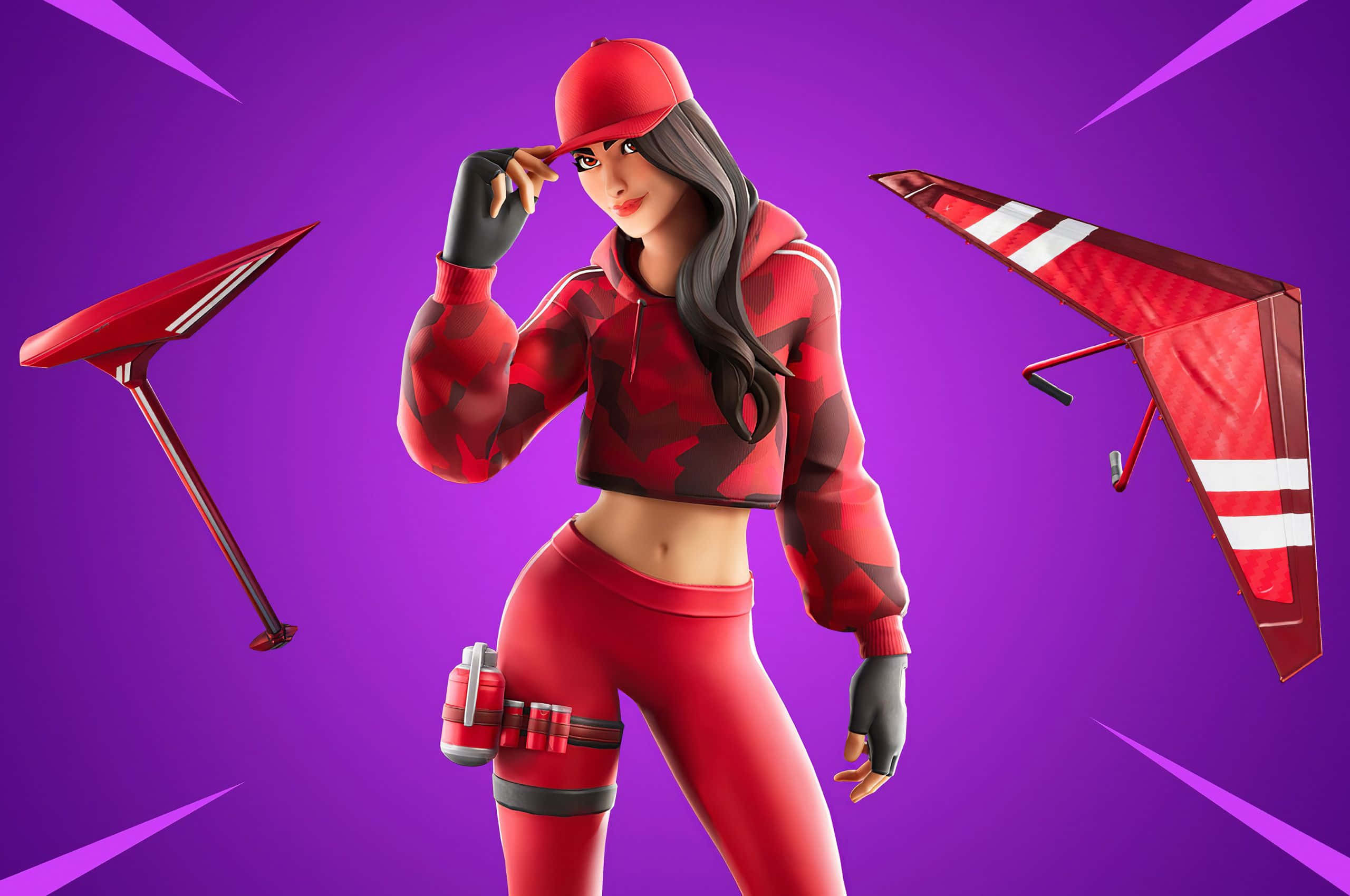 Ruby Fortnite Skin 桌布 壁紙 — 一個穿著紅色迷彩服的Fortnite角色，在充滿活力的紫色背景前自信地擺姿勢，手持滑翔翼和鎬。