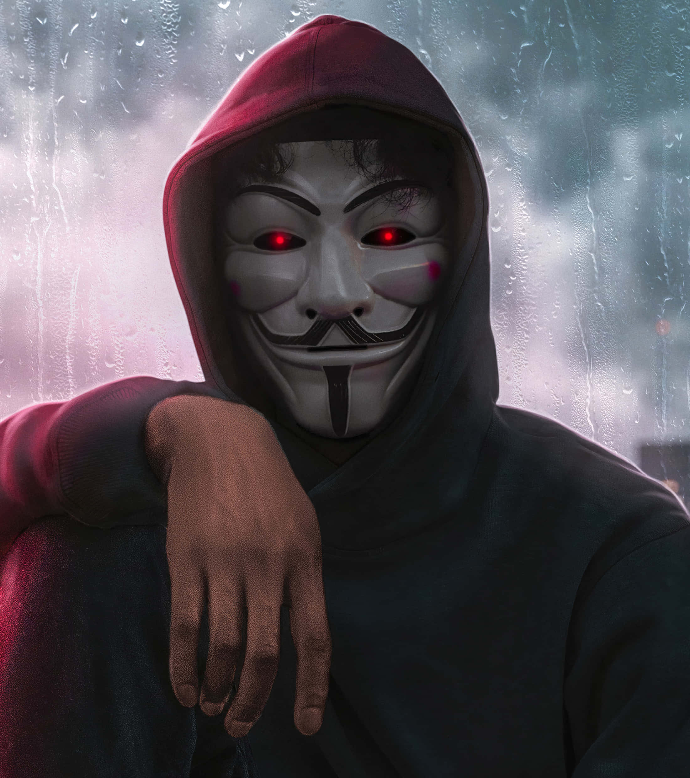 Mask 桌布 壁紙 — 一個穿著紅色連帽衫、戴著蓋伊·福克斯面具、眼睛發出紅光的人靠在佈滿雨痕的窗戶上。