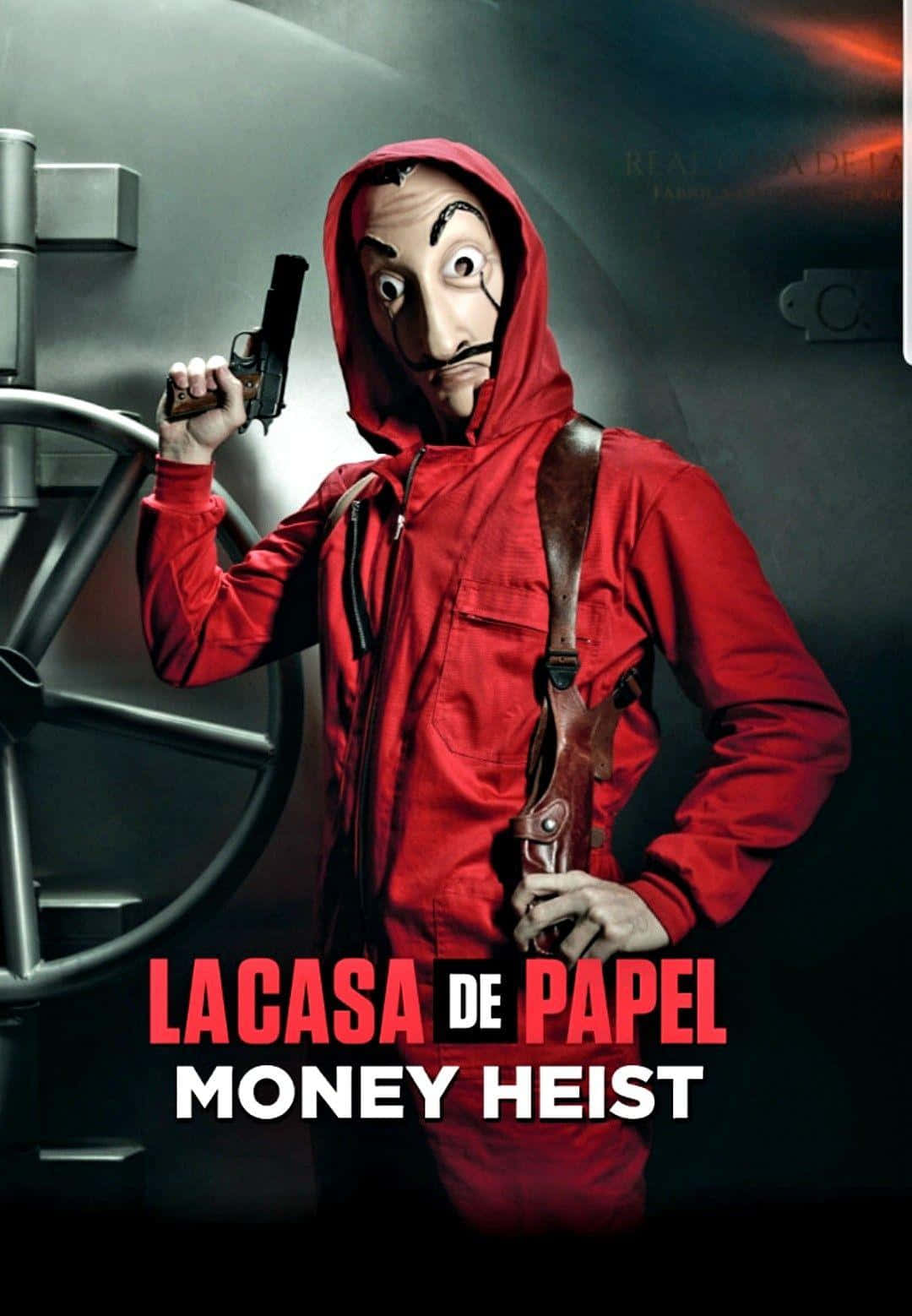 Money Heist Mask 桌布 壁紙 — 一個穿著紅色連帽衫、戴著達利面具的人，在戲劇性的燈光下，在保險庫門前拿著槍。